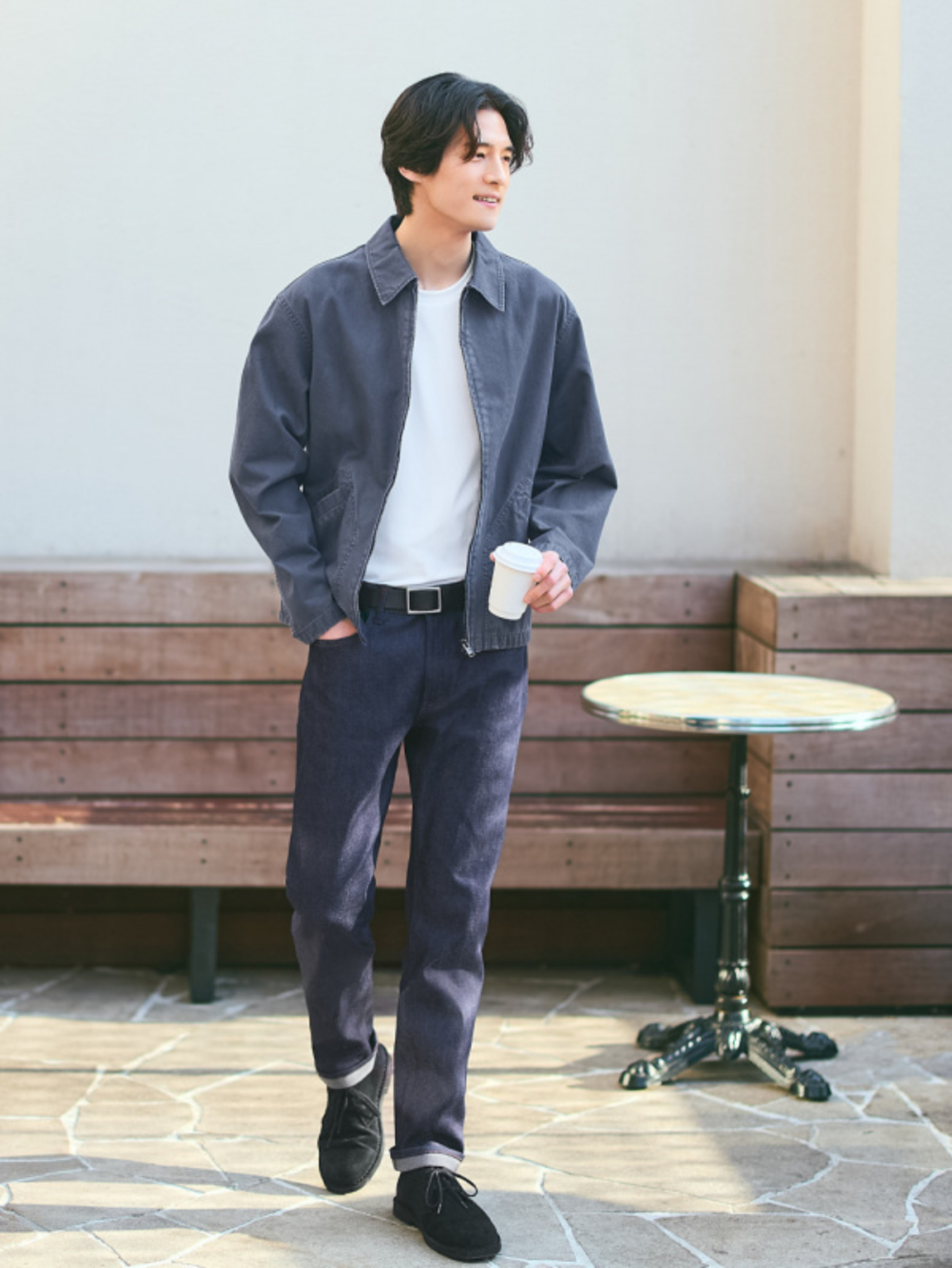 Áo khoác phối cùng áo thun cổ tròn và quần jeans tạo nên outfit preppy trẻ trung, năng động