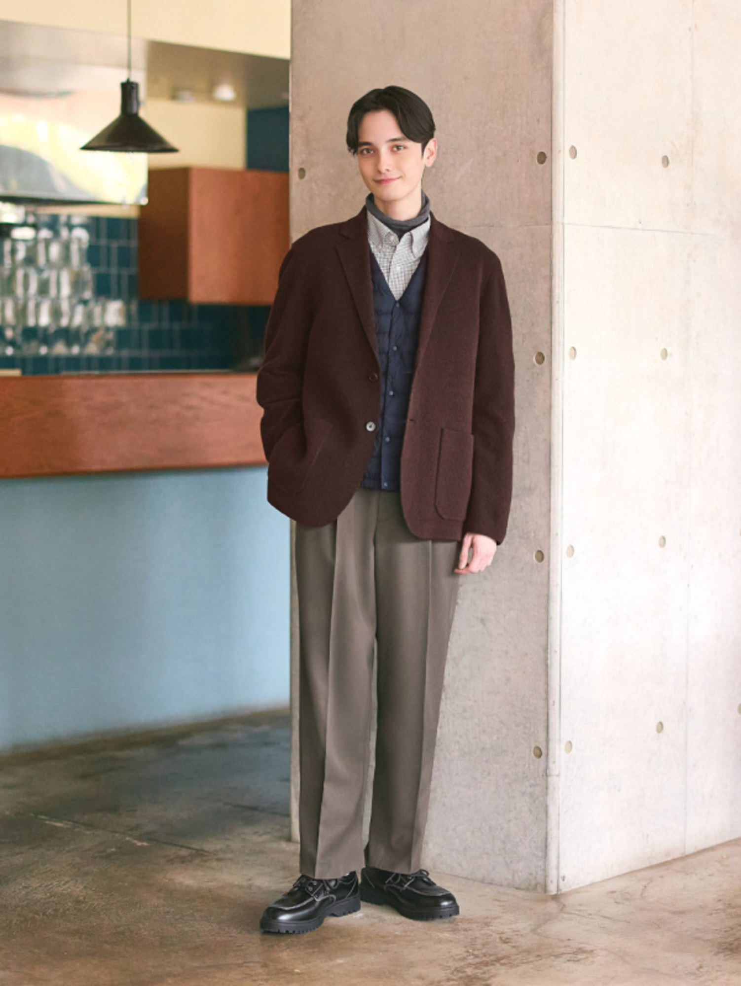 Áo khoác blazer kết hợp quần tây ống rộng mang đến outfit preppy thanh lịch và chỉn chu