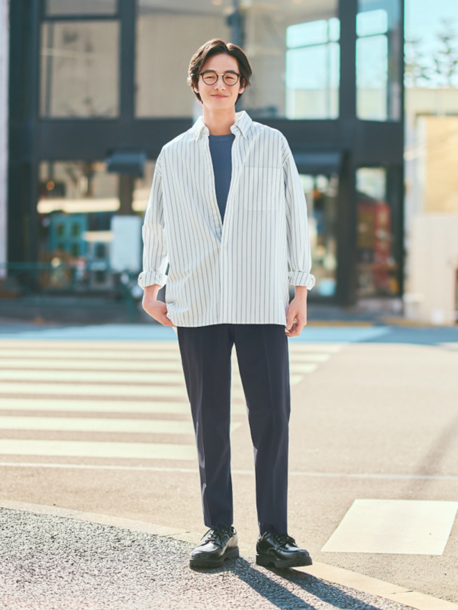 Áo sơ mi sọc phối quần trắng và giày thể thao tạo nên outfit preppy tươi sáng, trẻ trung
