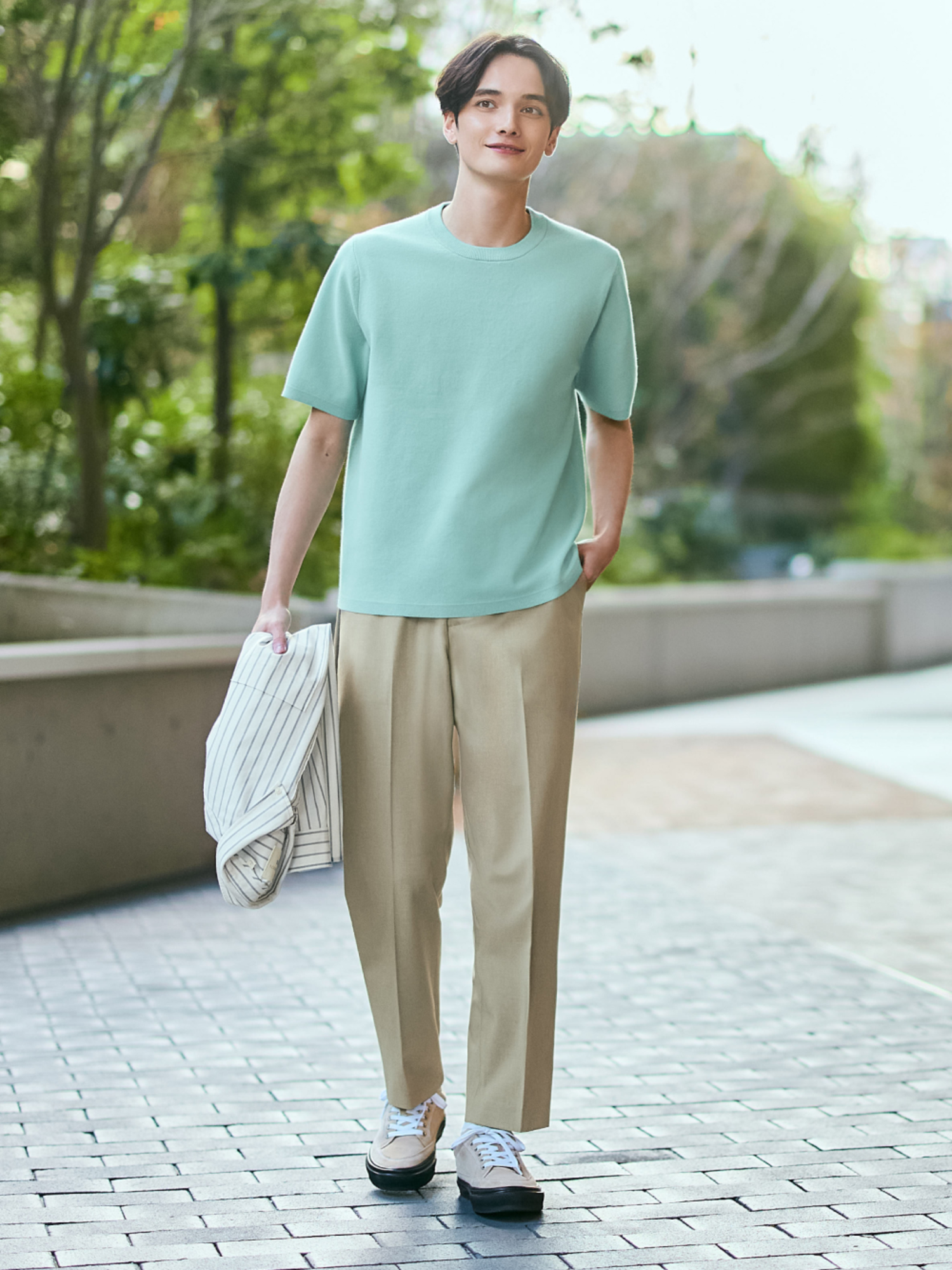 Form regular phối casual tạo vẻ thoải mái, năng động