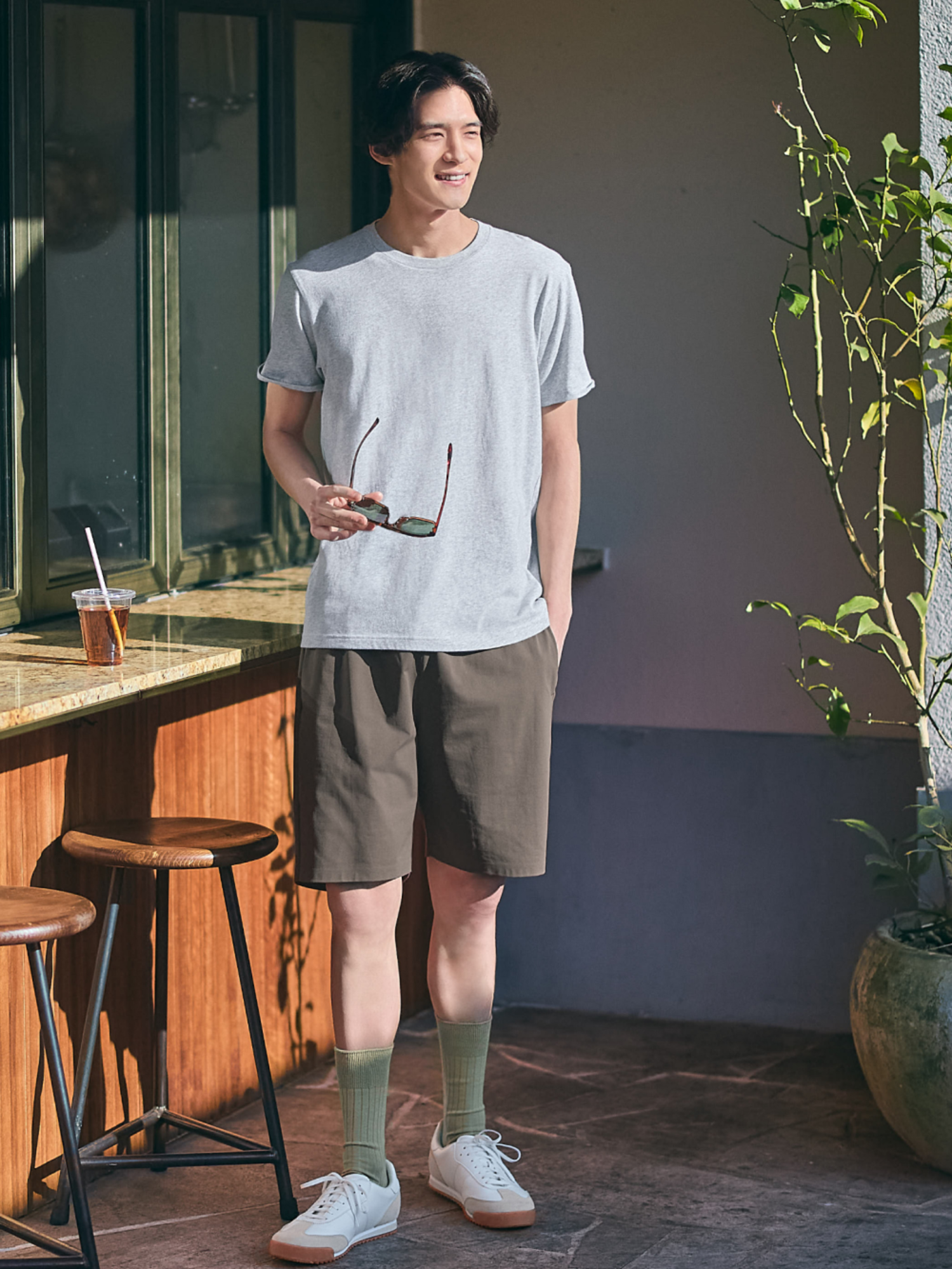 Form regular phối streetwear mang lại vẻ ngoài cá tính, trẻ trung và vẫn thoải mái
