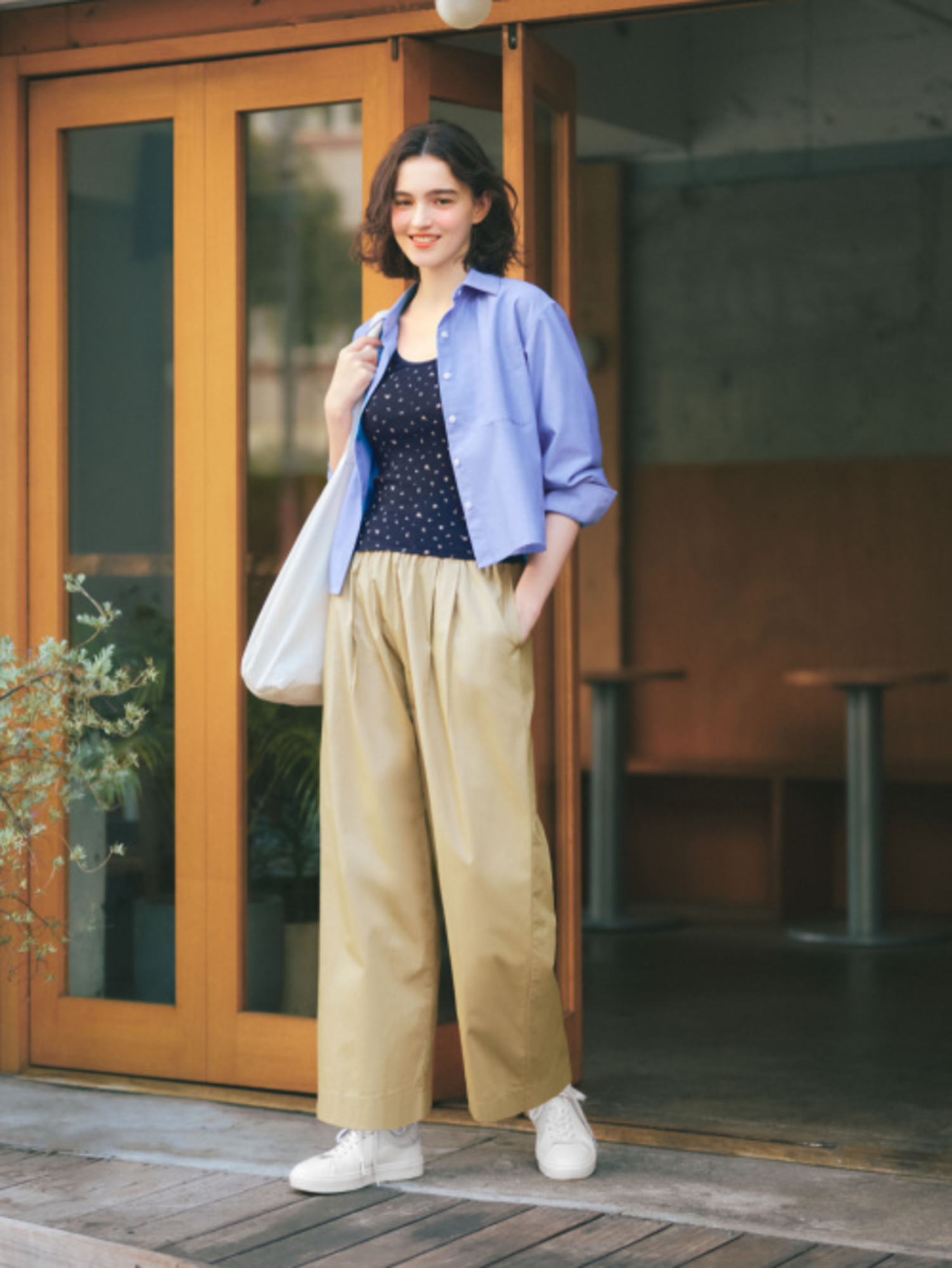 Khi phối áo sơ mi với áo thun nữ, màu sắc nên được kiểm soát để outfit có sự liên kết hơn