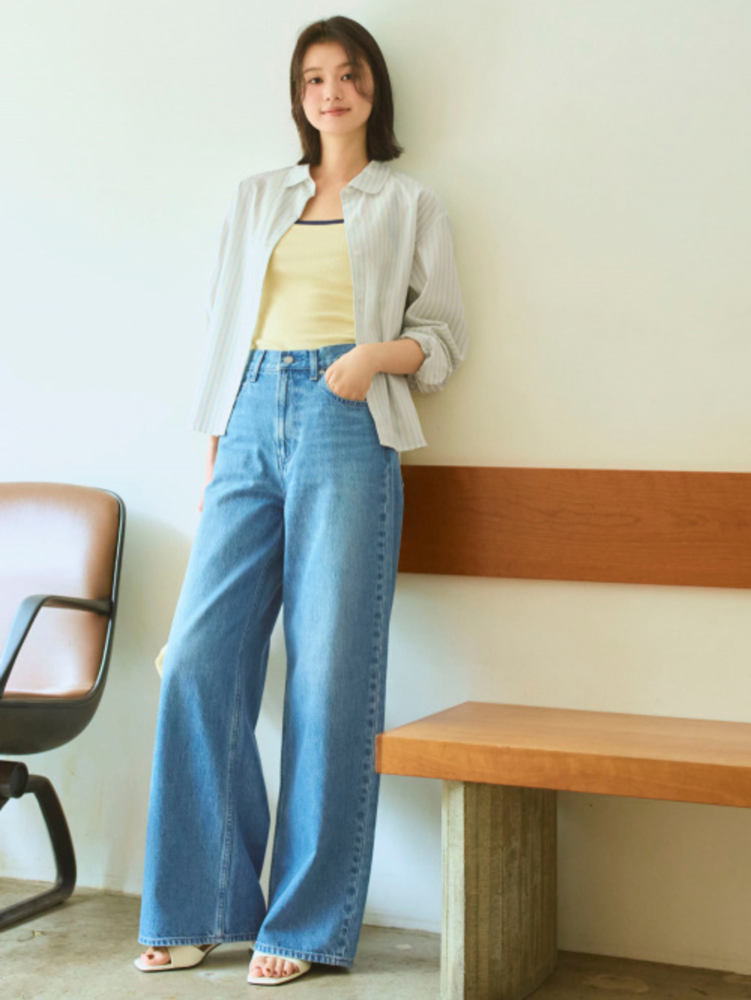 Phối áo sơ mi với áo thun nữ cùng quần jean đơn giản, trẻ trung