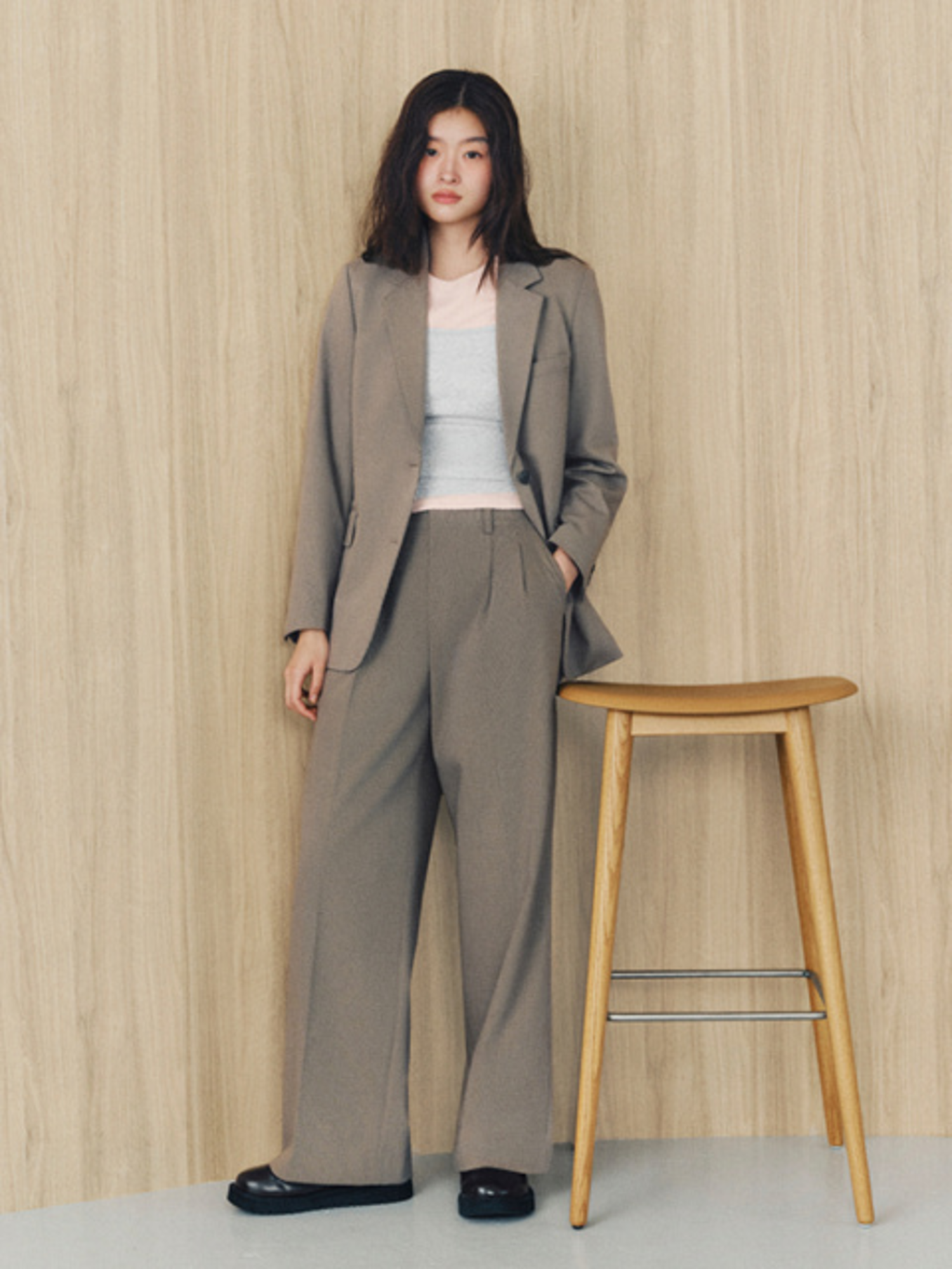 Phối đồ công sở trẻ trung, thanh lịch với áo blazer mỏng, áo thun trơn và quần tây 