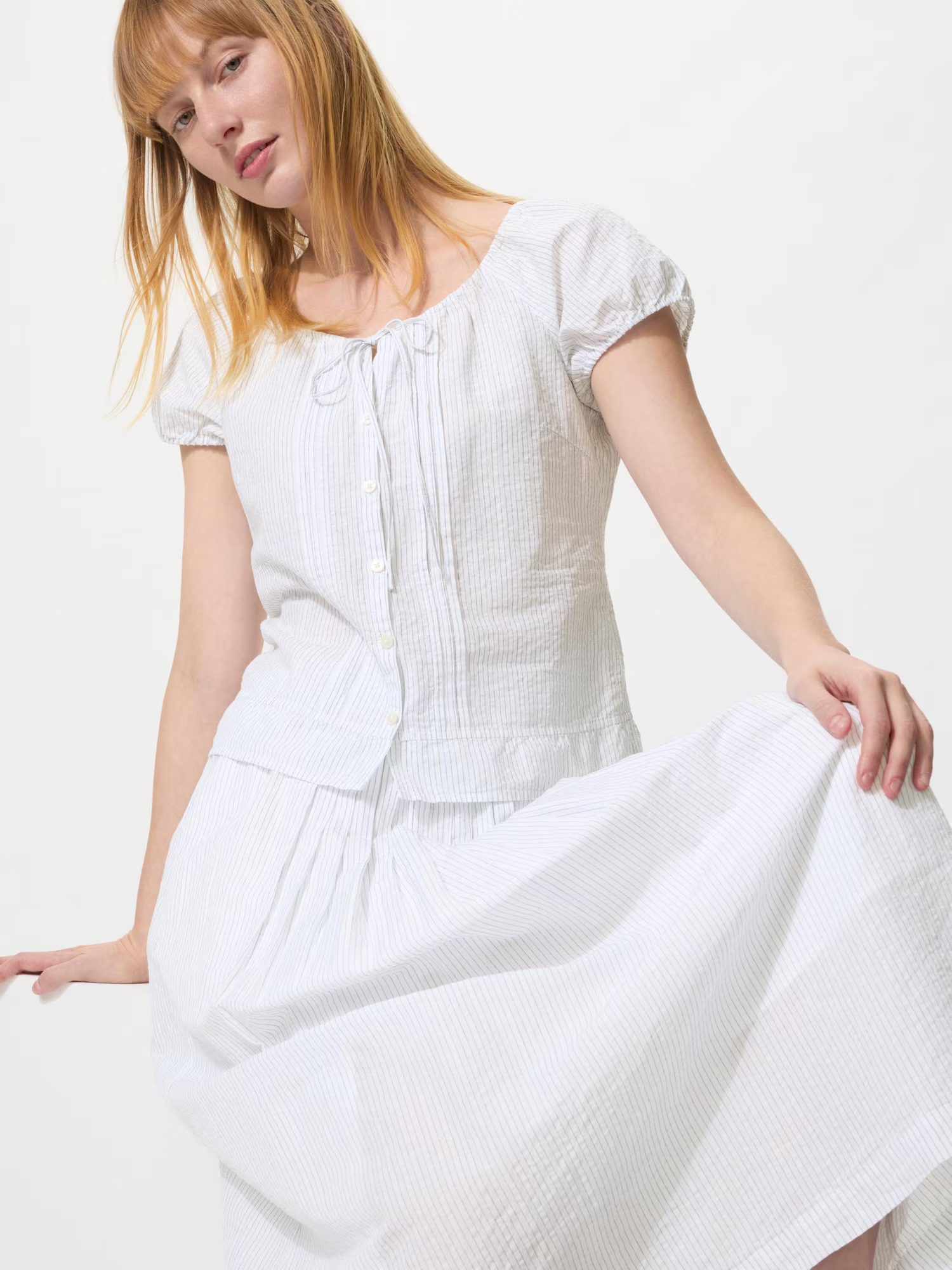Phối áo blouse và chân váy đẹp, nhẹ nhàng, nữ tính 