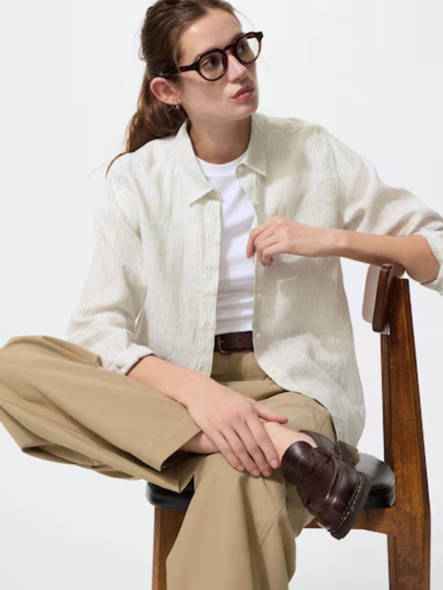 Các thiết kế linen hướng đến nữ công sở trẻ trung với vẻ ngoài mềm mại, tôn dáng và tinh tế