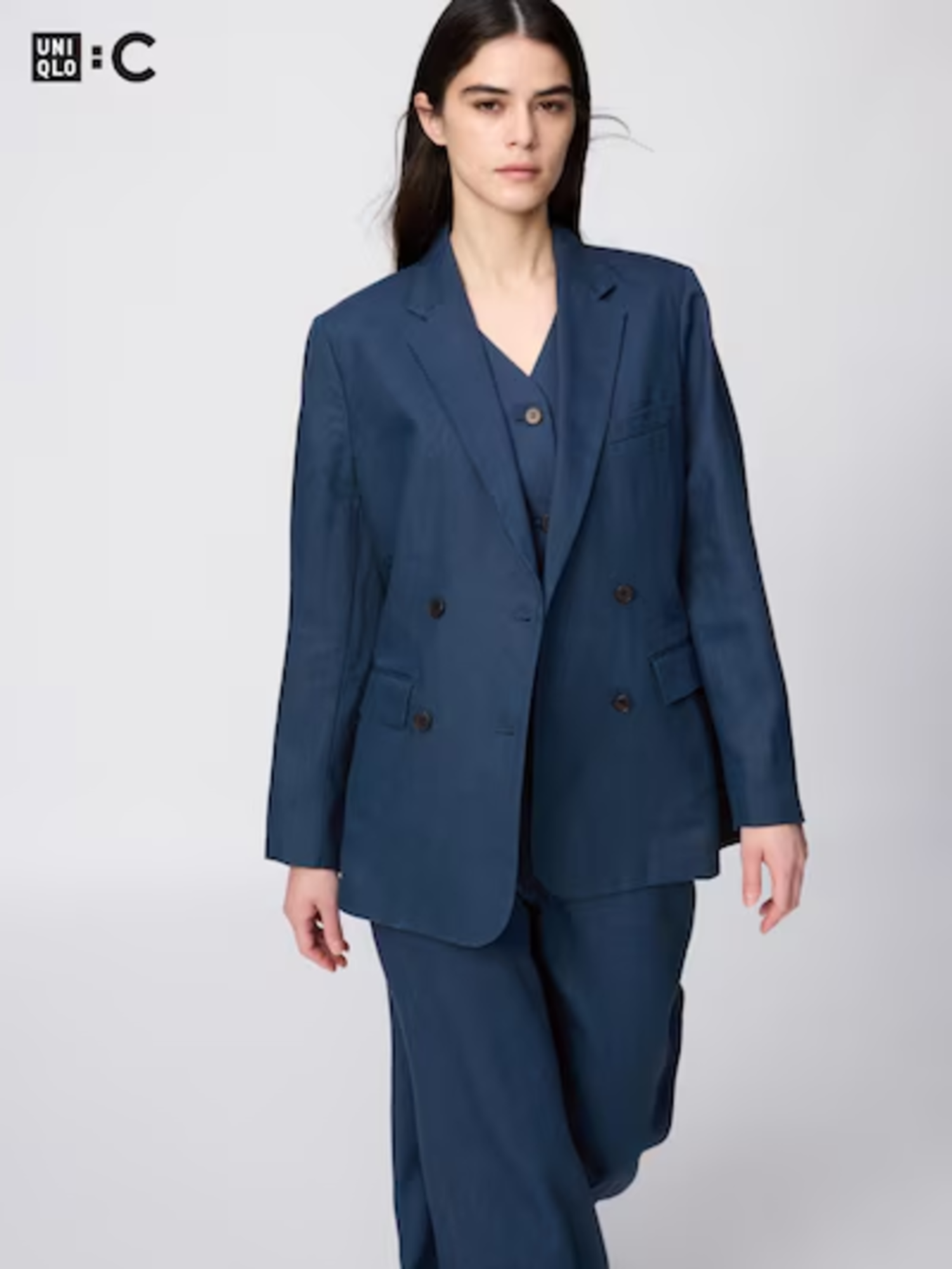 Bộ suit linen màu trung tính là lựa chọn hoàn hảo cho môi trường công sở cao cấp, chỉn chu nhưng vẫn phù hợp với thời tiết nóng