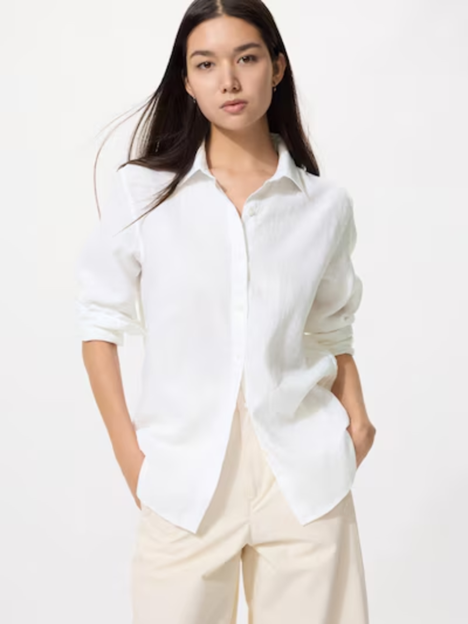 Các thiết kế linen của UNIQLO tập trung vào form dáng rộng rãi, đường may sắc nét và bảng màu trung tính
