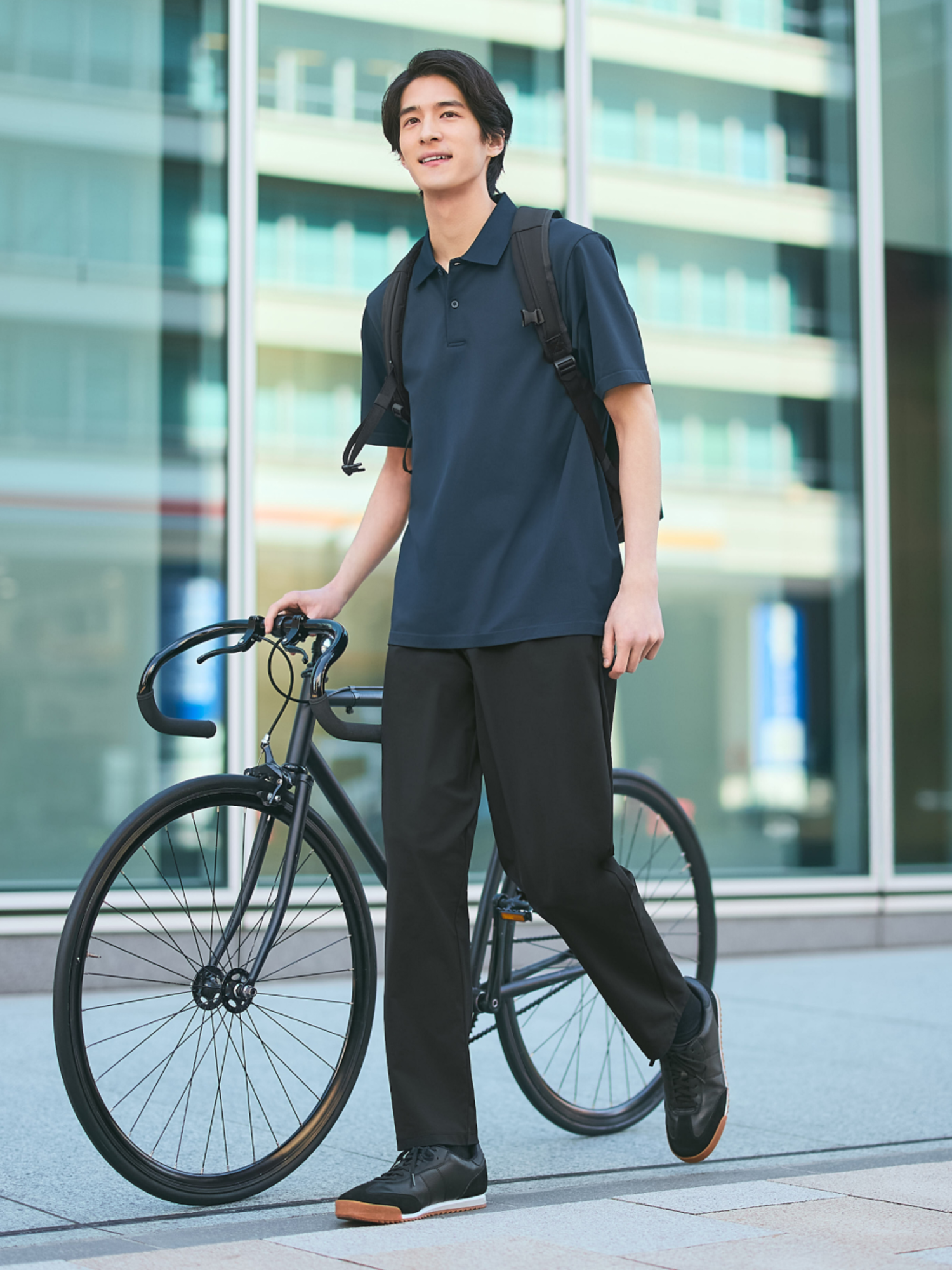 Quần jeans kết hợp áo thun phong cách basic màu chàm tạo nên vẻ ngoài trẻ trung, năng động
