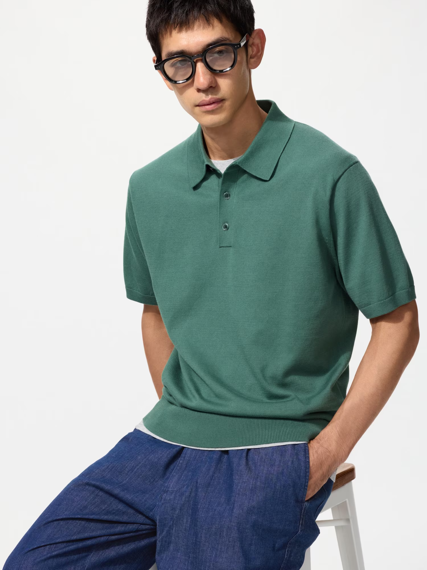 Mix áo màu xanh cổ vịt với quần màu navy tạo nên set đồ năng động, trẻ trung