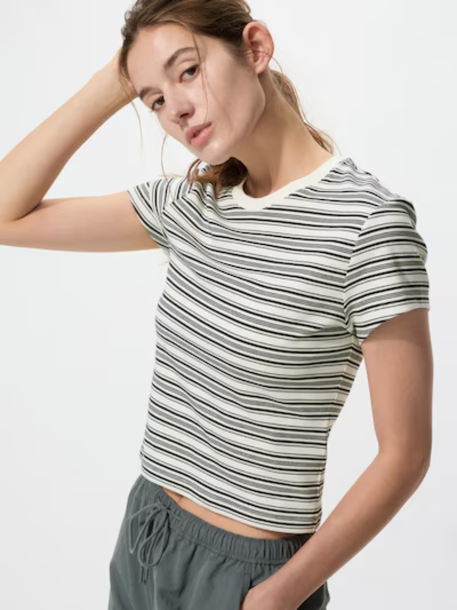 Vải jacquard jersey mang đến vẻ ngoài tinh xảo với họa tiết nổi bật và sắc nét