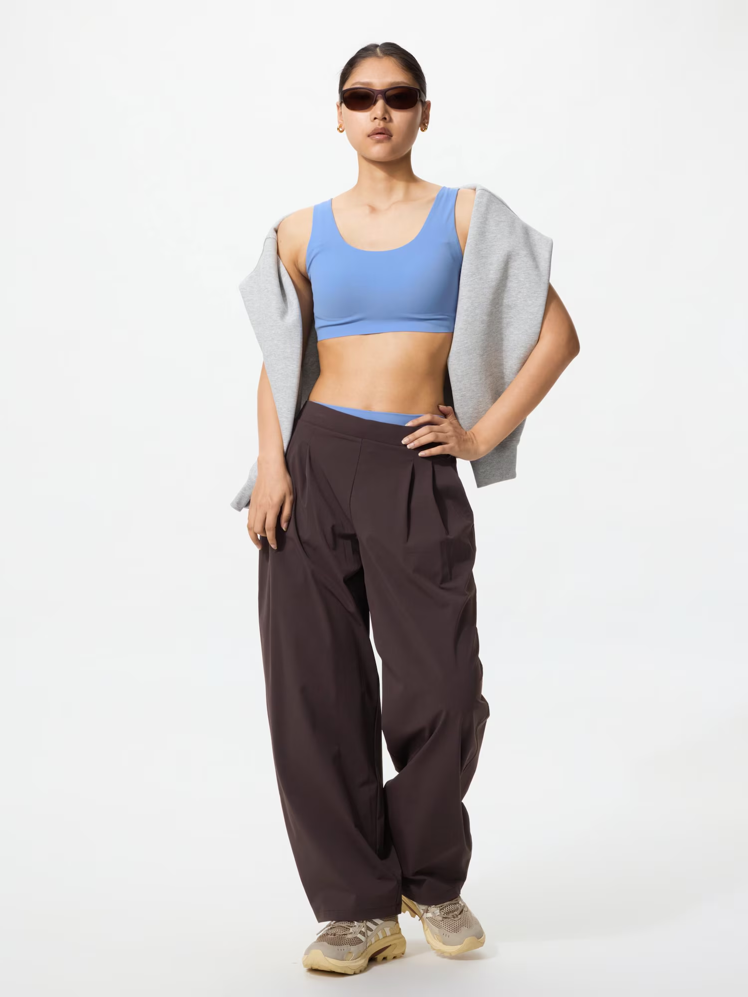 Áo 2 dây mix cùng quần jogger thể thao tạo nên set đồ cá tính, phong cách