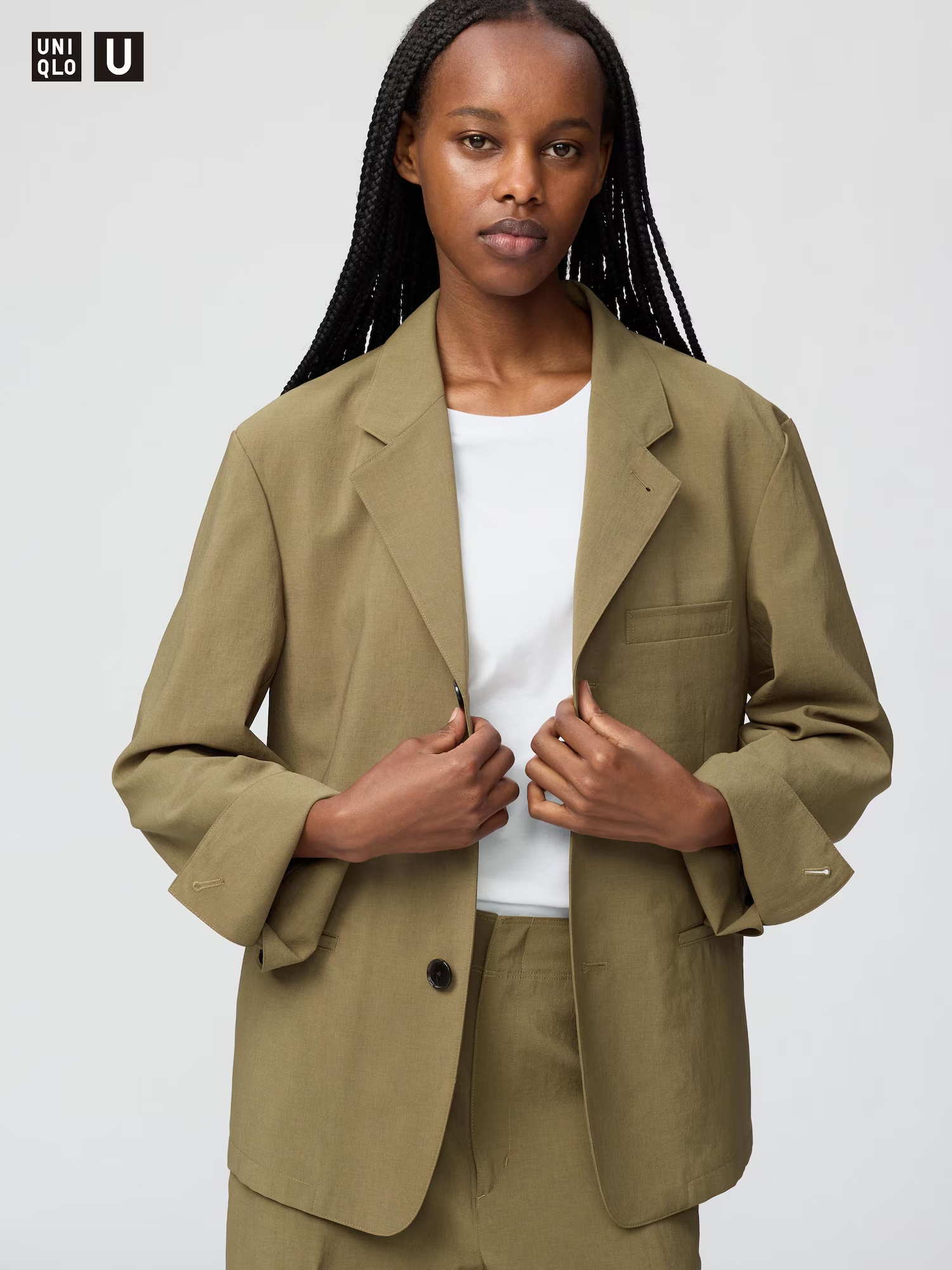 Phối áo 2 dây với áo blazer tạo nên outfit công sở thời thượng