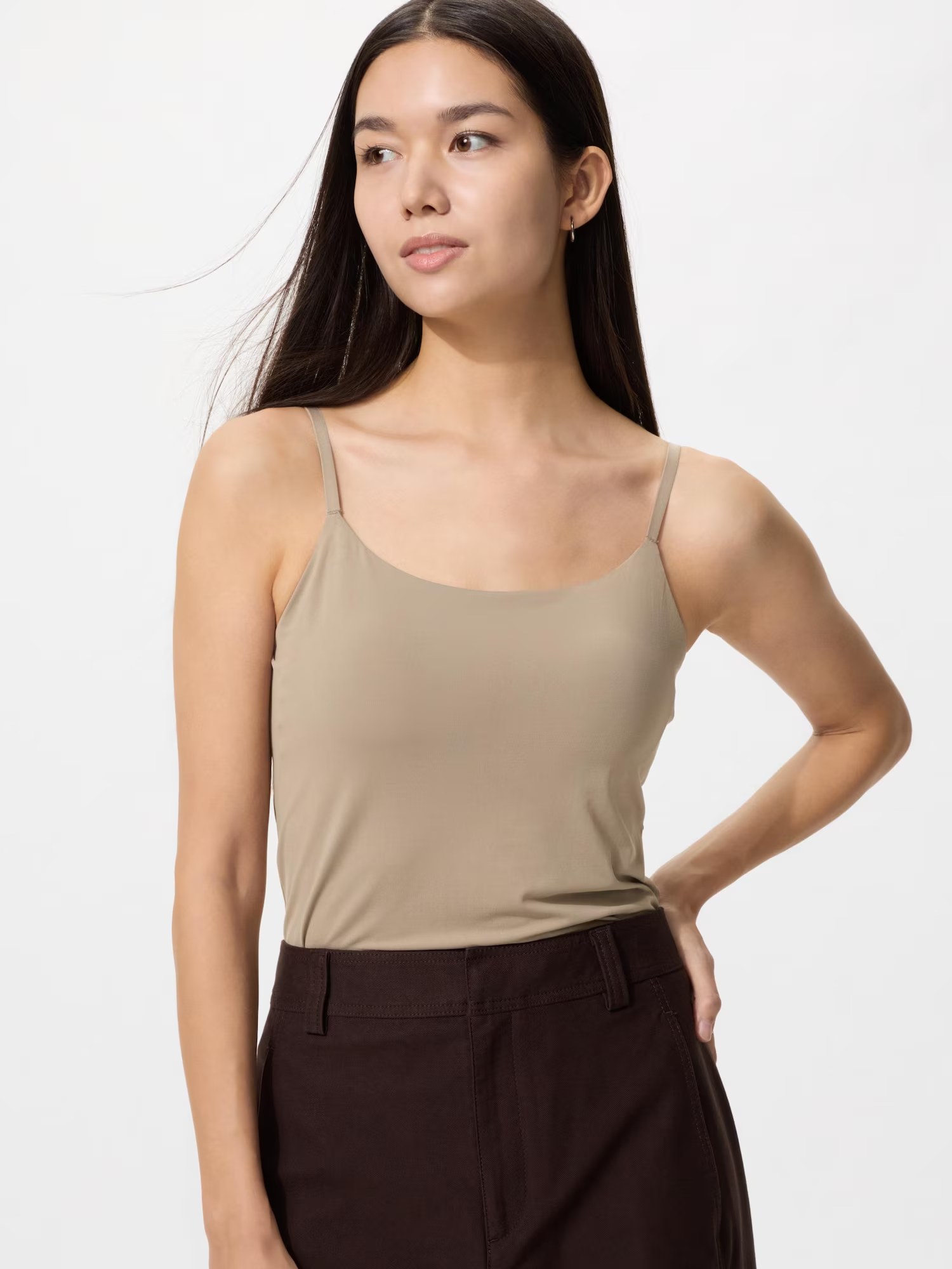 Dáng đồng hồ cát nên chọn áo croptop ôm sát giúp tôn vòng eo thon