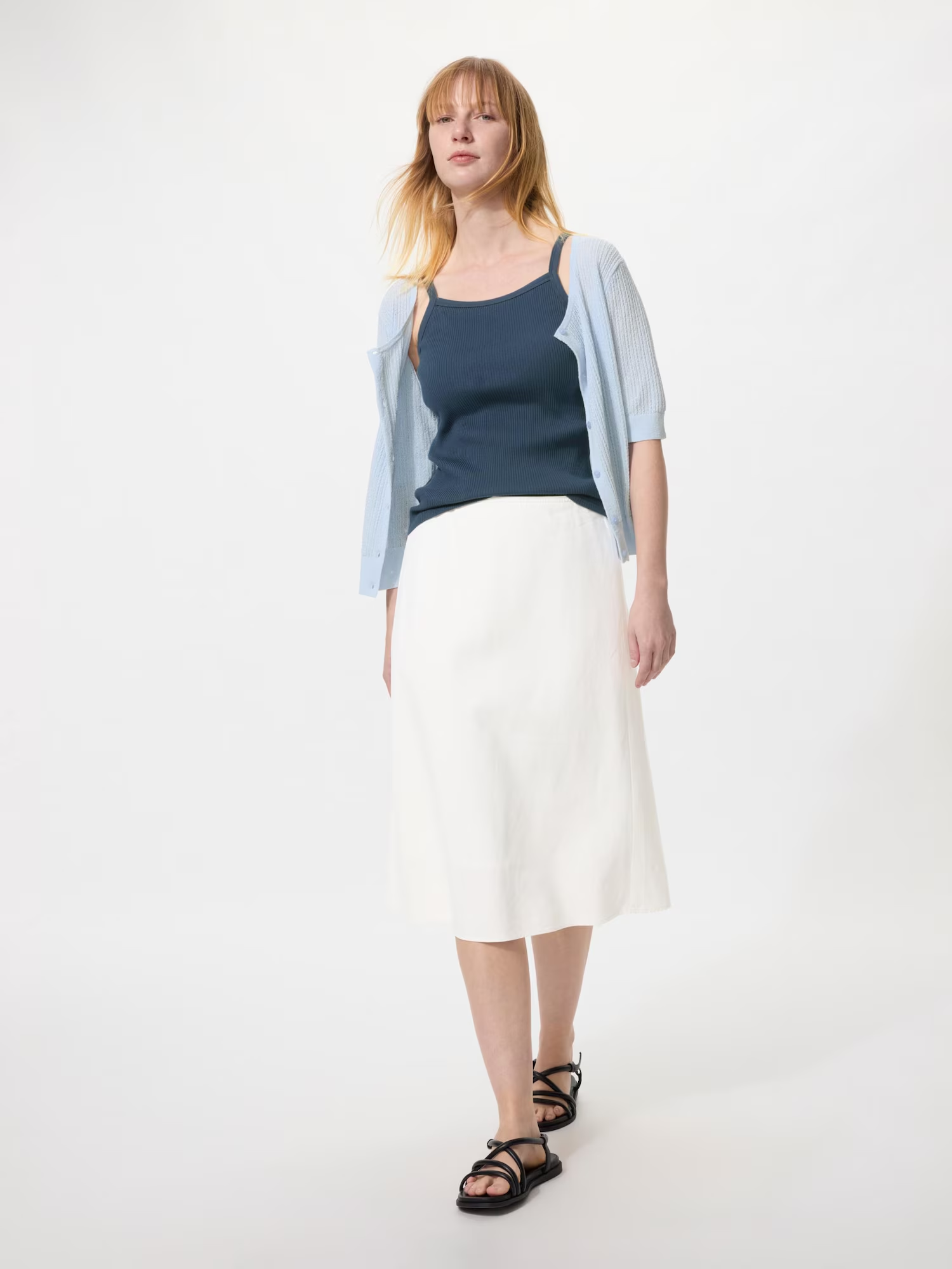 Outfit áo 2 dây với chân váy midi tạo vẻ ngoài nữ tính, nhẹ nhàng