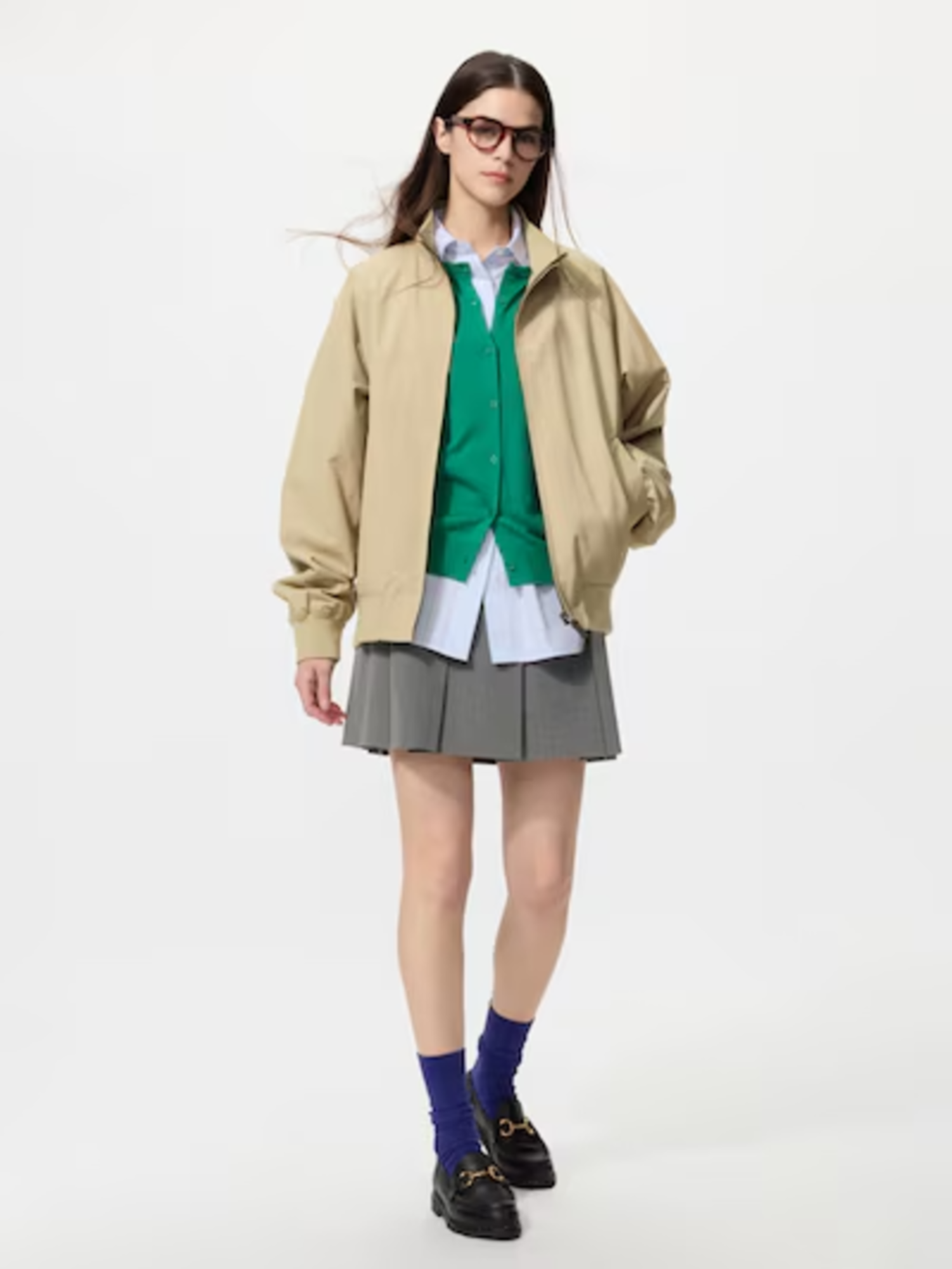 Phối áo khoác da với mini skirt tạo nên phong cách cá tính, giúp tôn dáng và chân dài hơn
