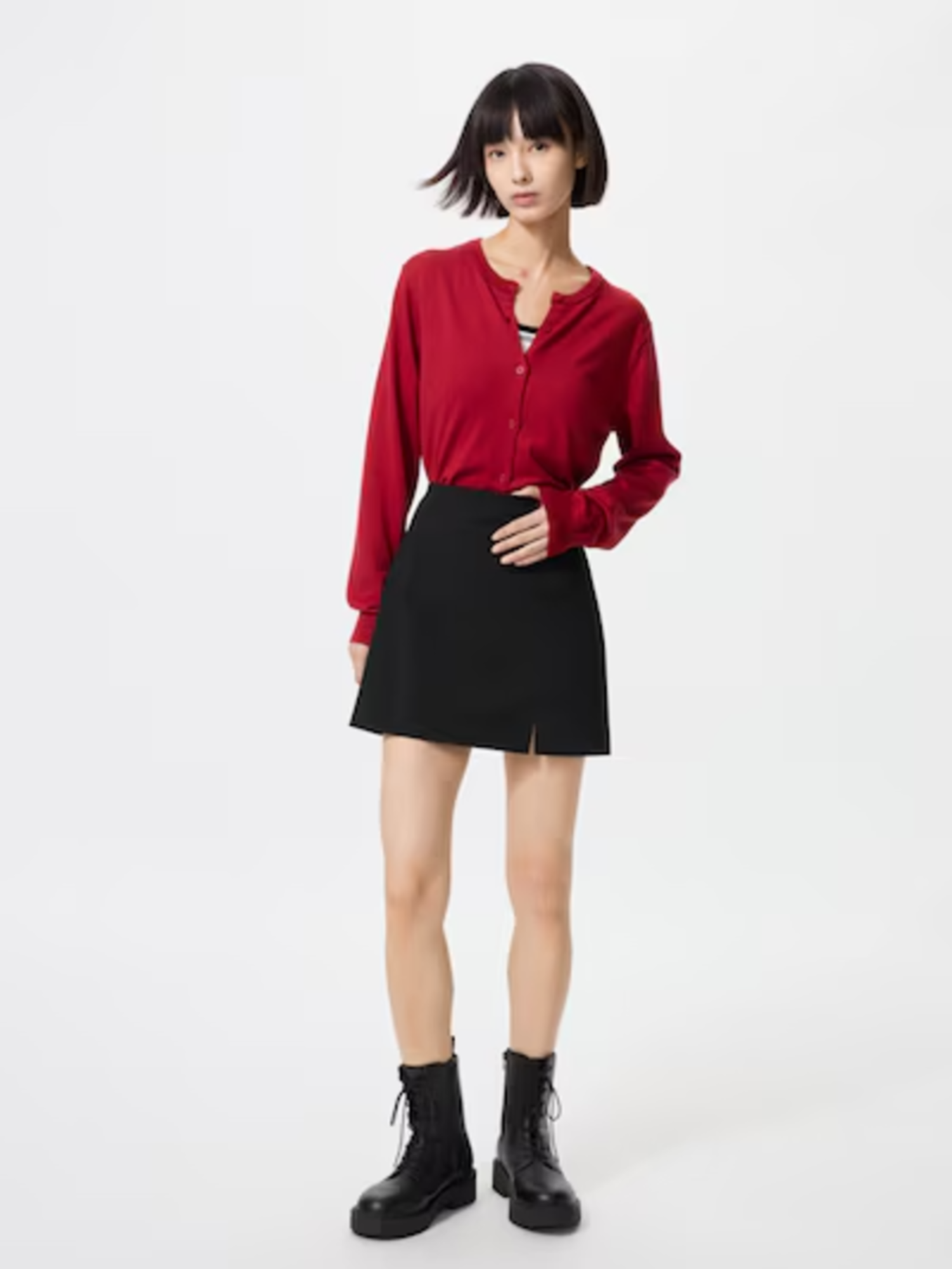 Mini skirt chữ A có phom váy xòe nhẹ từ phần eo, mang đến vẻ ngoài nữ tính và thanh thoát