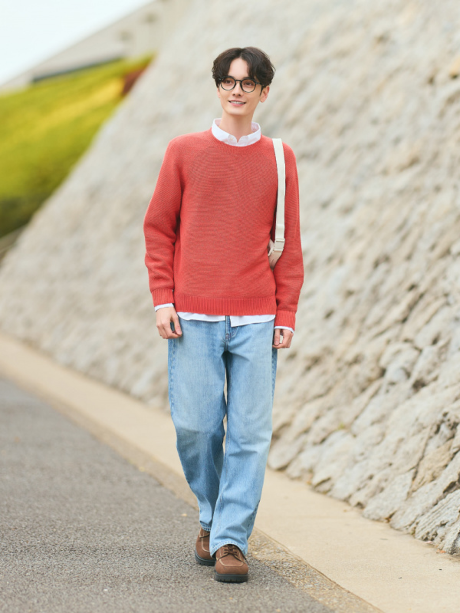Phối tone cam cùng xanh dương tạo nên outfit hiện đại, ấn tượng