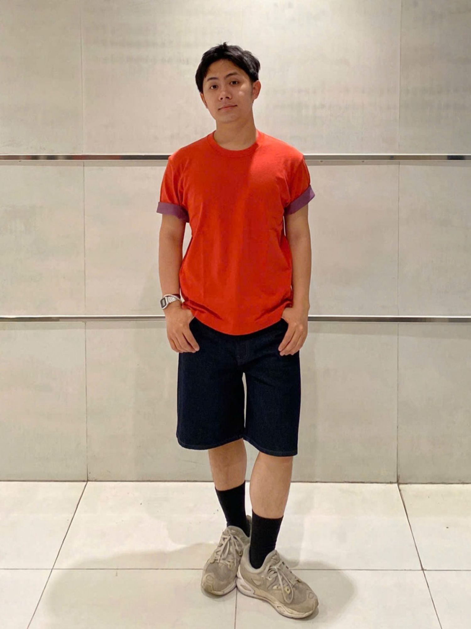 Sự kết hợp giữa màu cam và đen mang lại oufit sang trọng, hiện đại nhưng thu hút