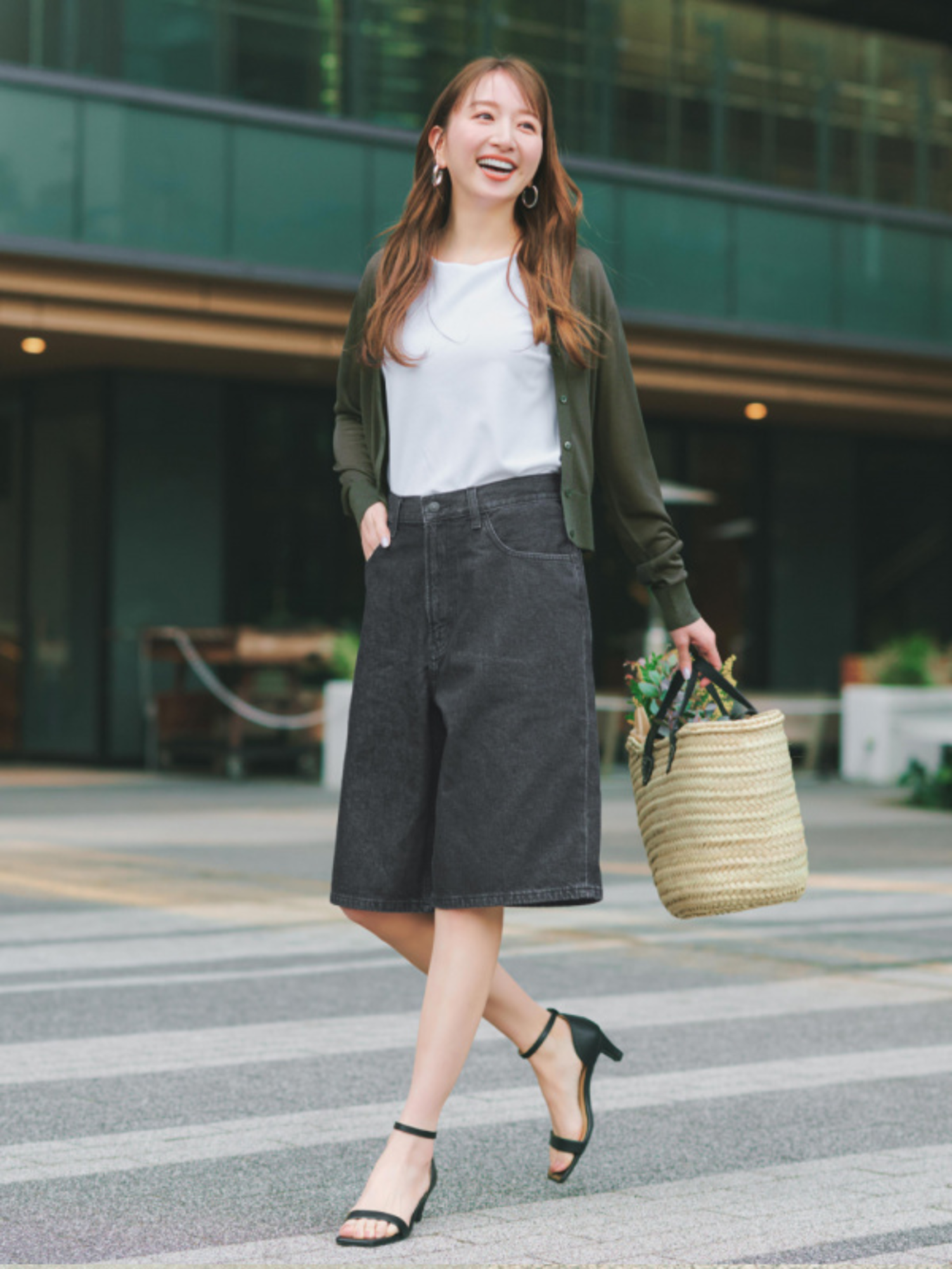 Mẫu phối trang phục dạo phố năng động, trẻ trung, hợp người mệnh Kim