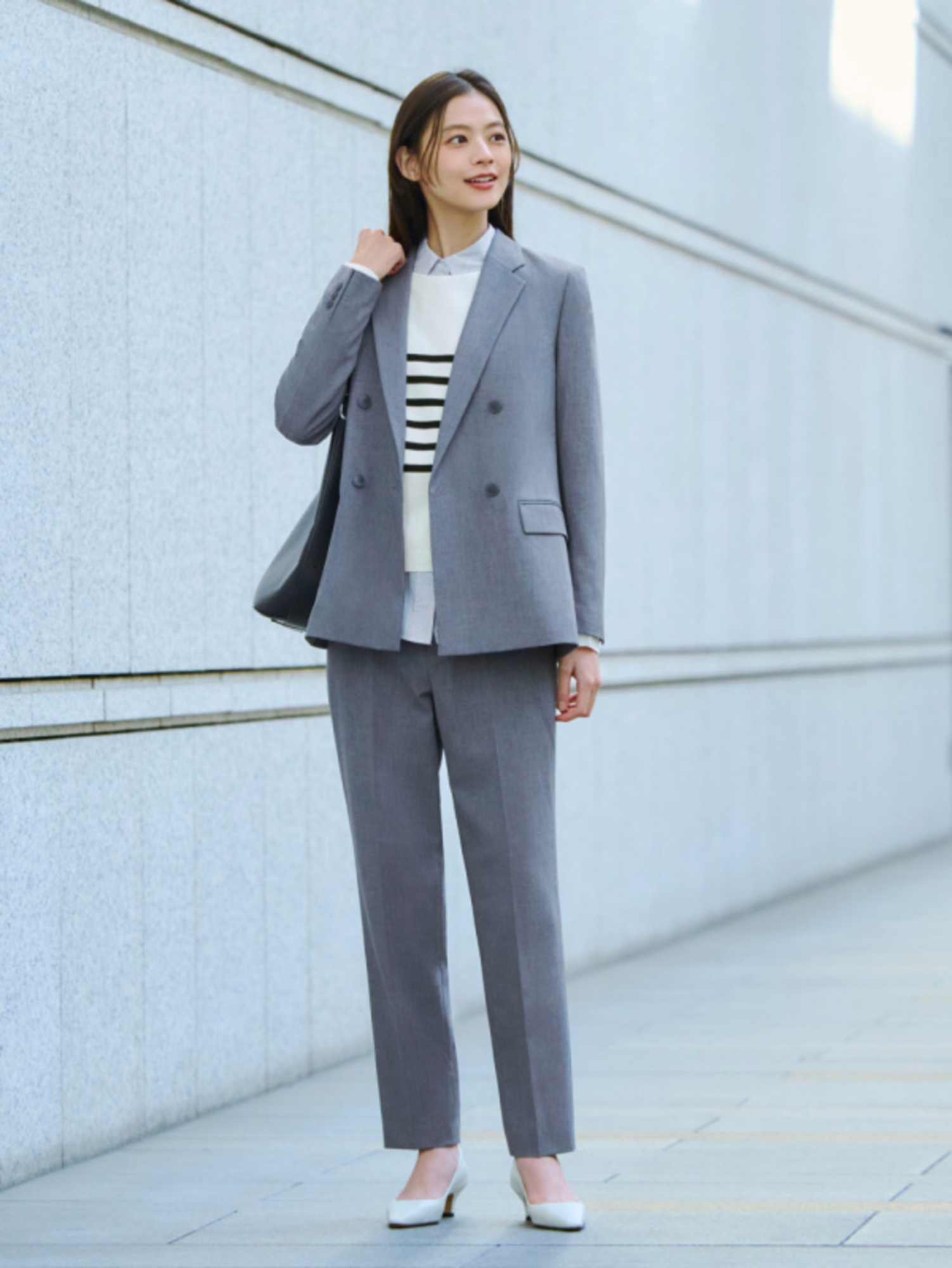 Áo khoác vest nữ phối cùng quần tây tạo nên một tổng thể chuyên nghiệp phù hợp môi trường công sở 
