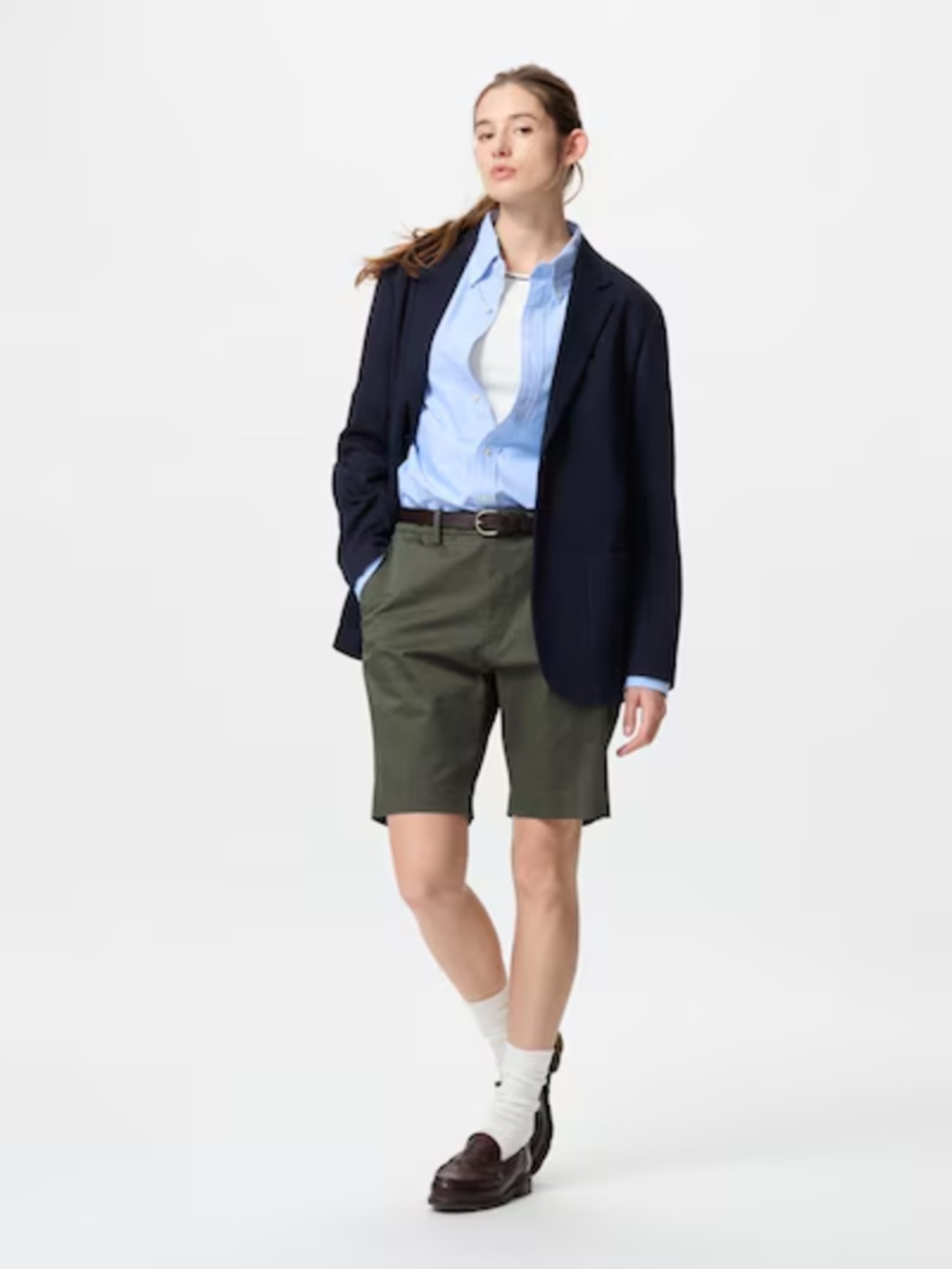 Áo khoác vest nữ phối cùng quần shorts tạo nên outfit trẻ trung, sành điệu