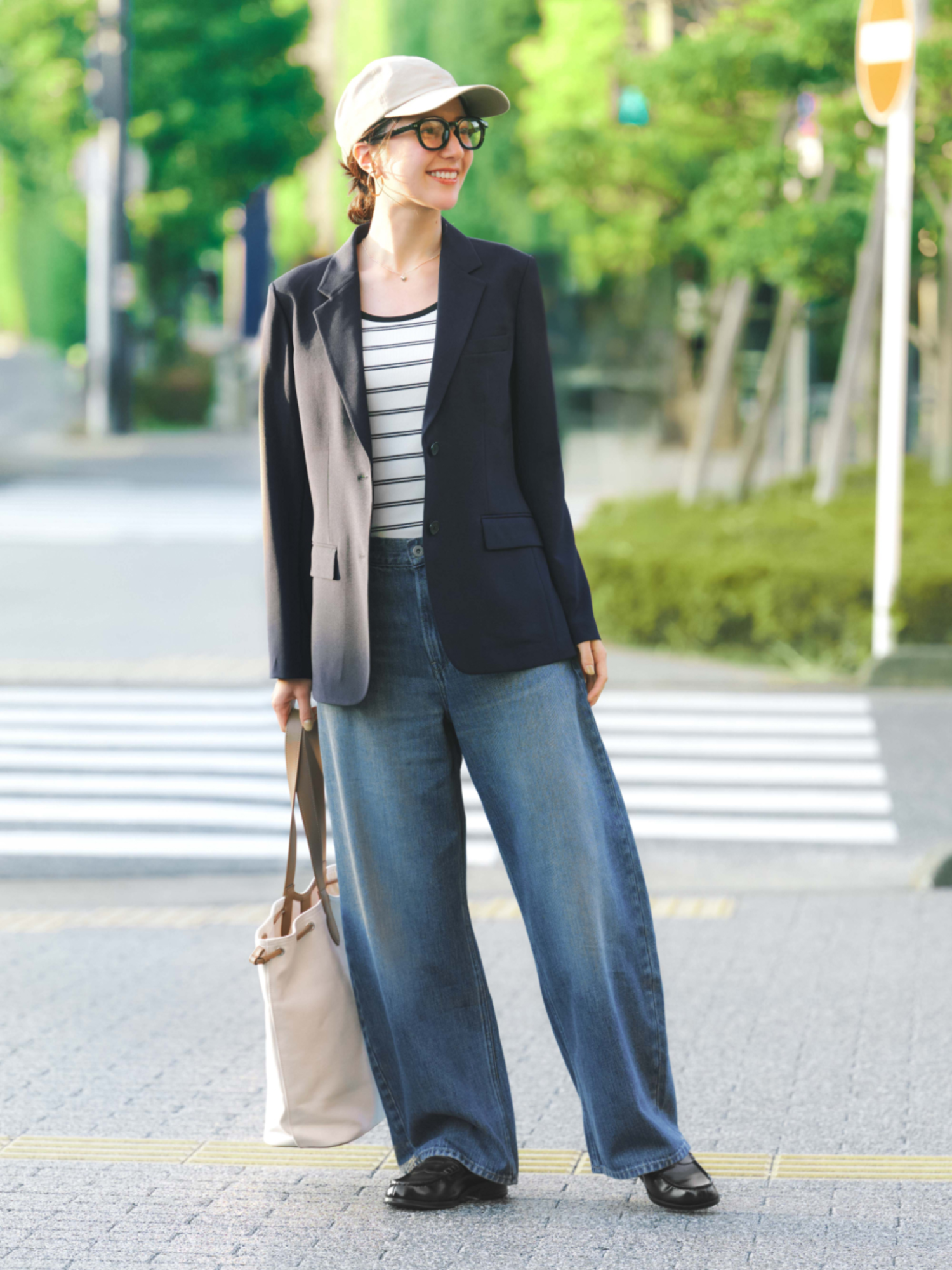 Kết hợp áo vest với quần jeans tạo nên outfit năng động, trẻ trung
