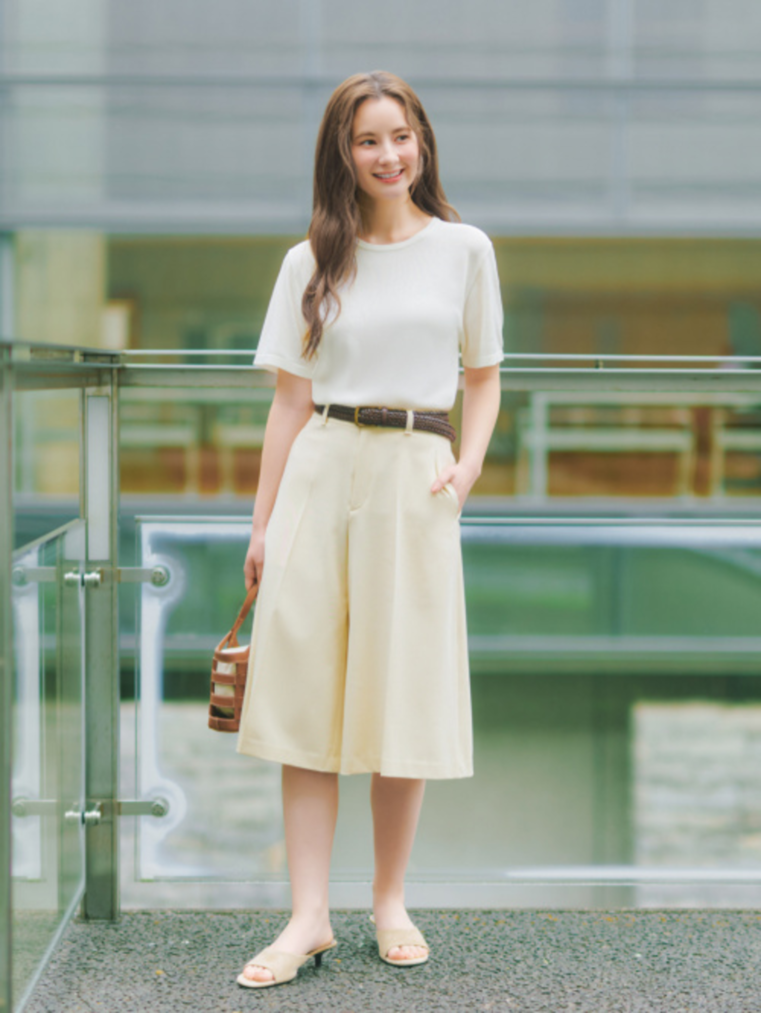 Mẫu phối đồ màu Ivory và màu trắng đẹp, trẻ trung, năng động 
