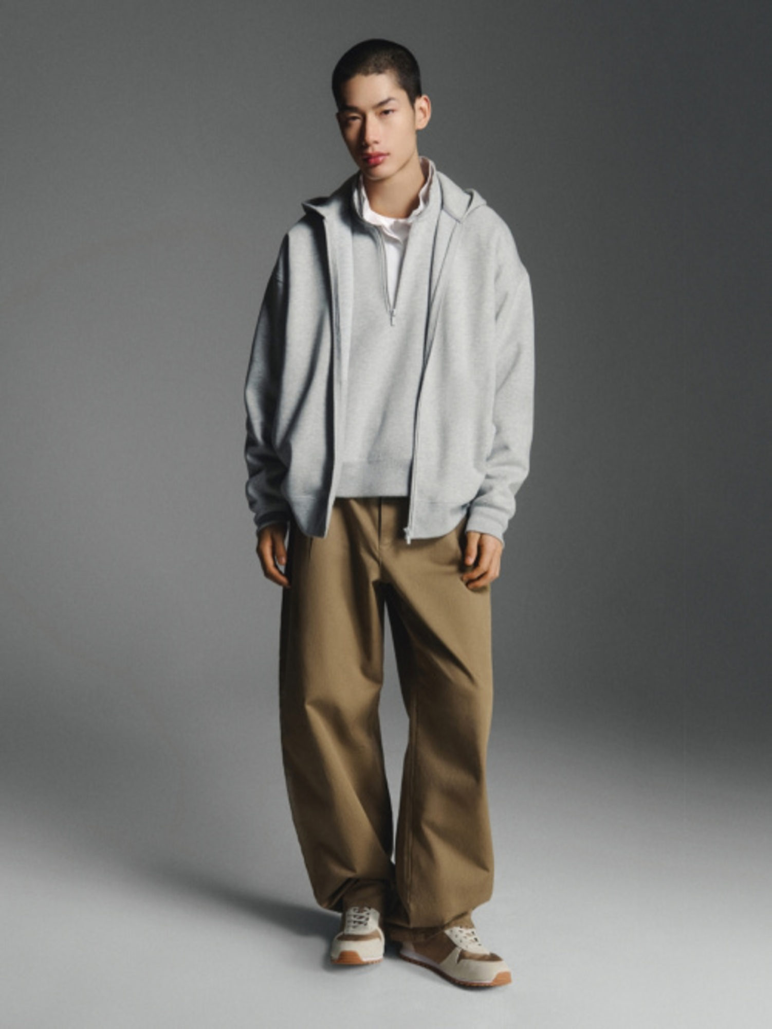 Phối áo khoác, áo thun basic và quần kaki phong cách Streetwear năng động, thời trang