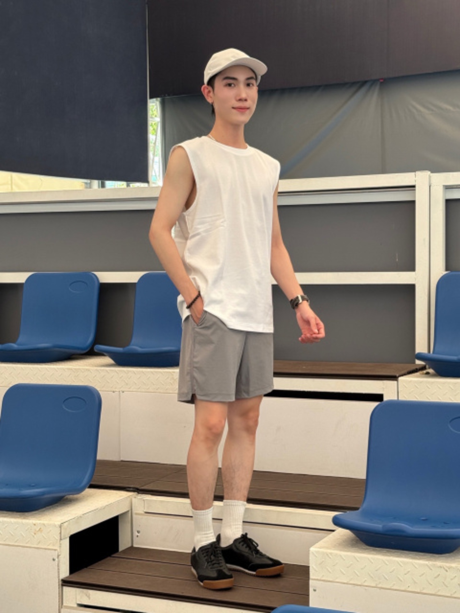 Phối đồ phong cách Streetwear với áo tanktop và quần short trẻ trung, đơn giản 