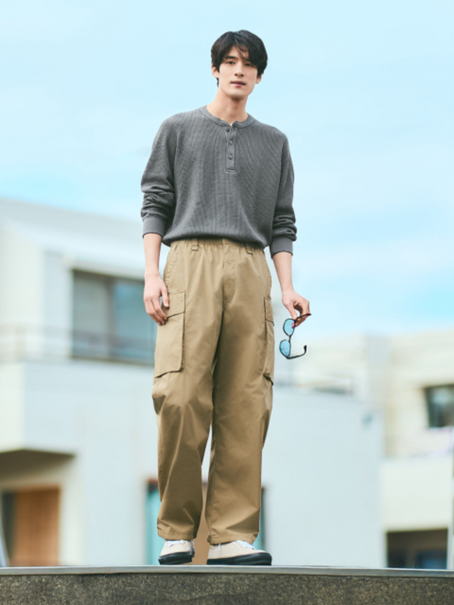 Phối đồ Streetwear năng động, hiện đại với áo sweater và quần cargo