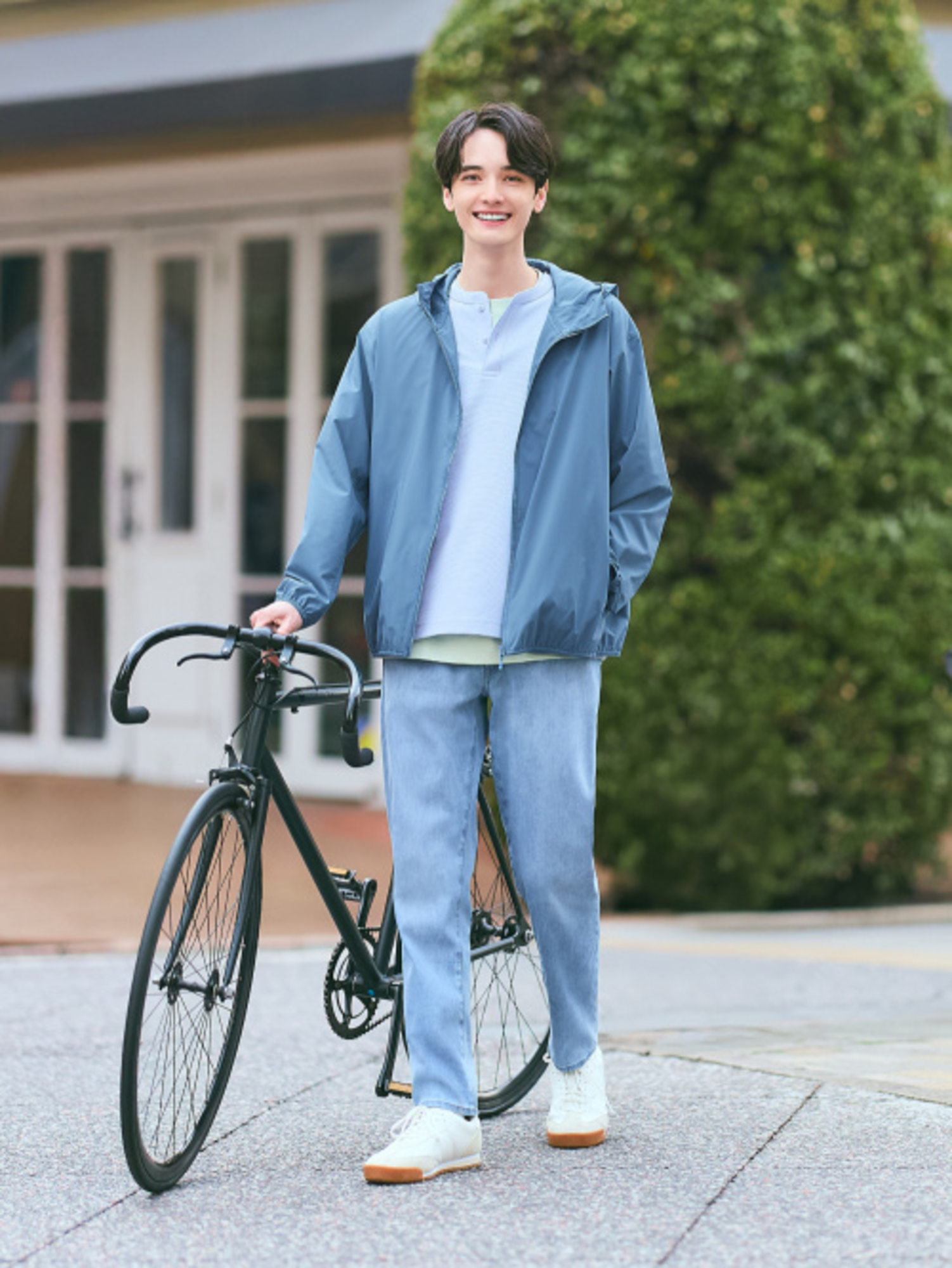 Kết hợp áo hoodie và quần jeans đẹp, năng động, tính ứng dụng cao