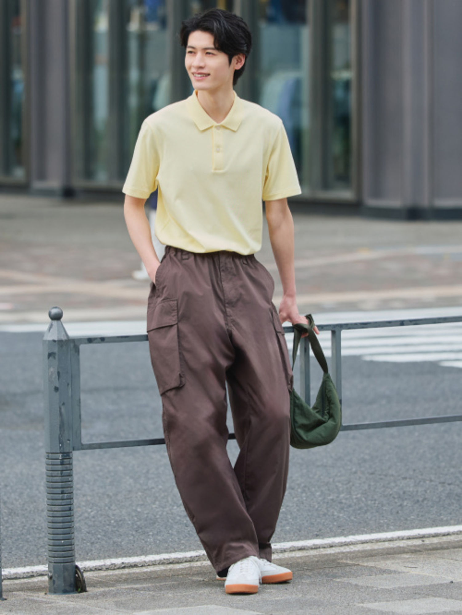 Phối đồ phong cách Streetwear đẹp với áo polo form rộng và quần cargo