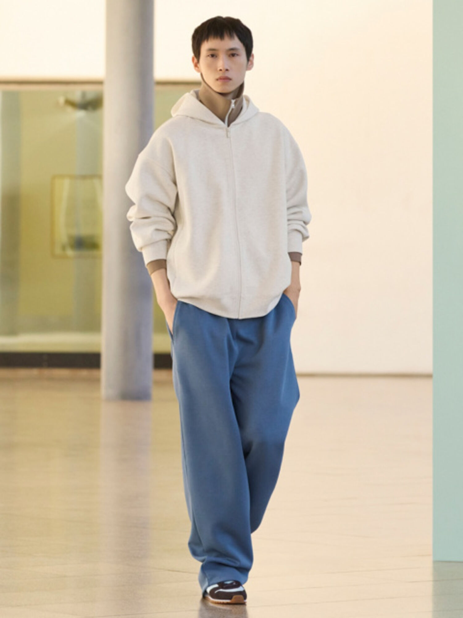 Áo hoodie là kiểu áo được thiết kế thêm phần mũ phía sau