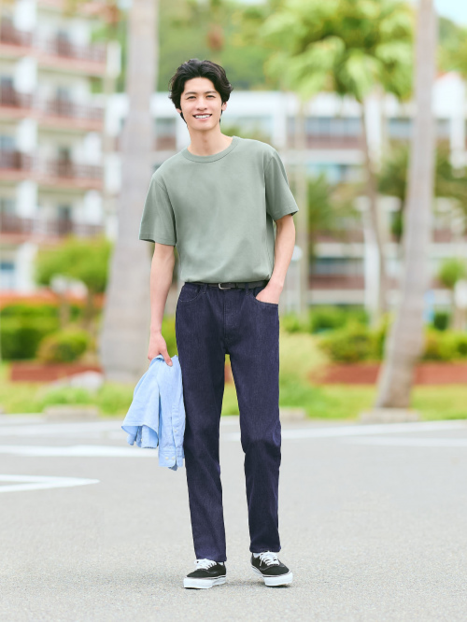 Áo thun nam đơn giản góp phần định hình phong cách smart casual nếu được phối đúng cách