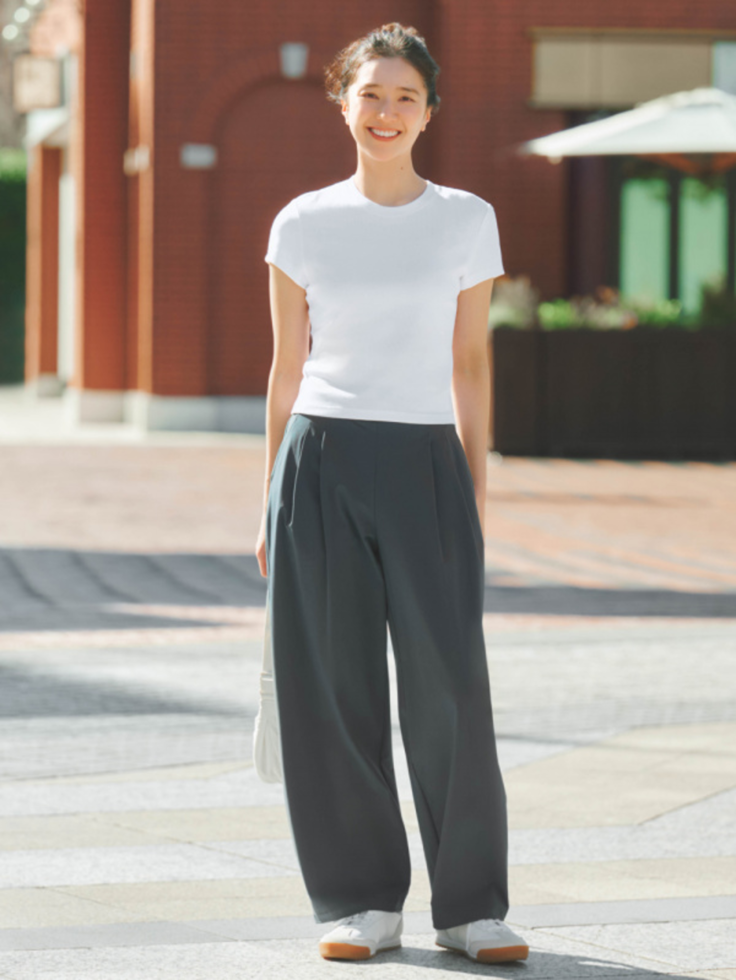 Phối đồ với quần ống suông nữ cùng áo croptop đẹp, cá tính