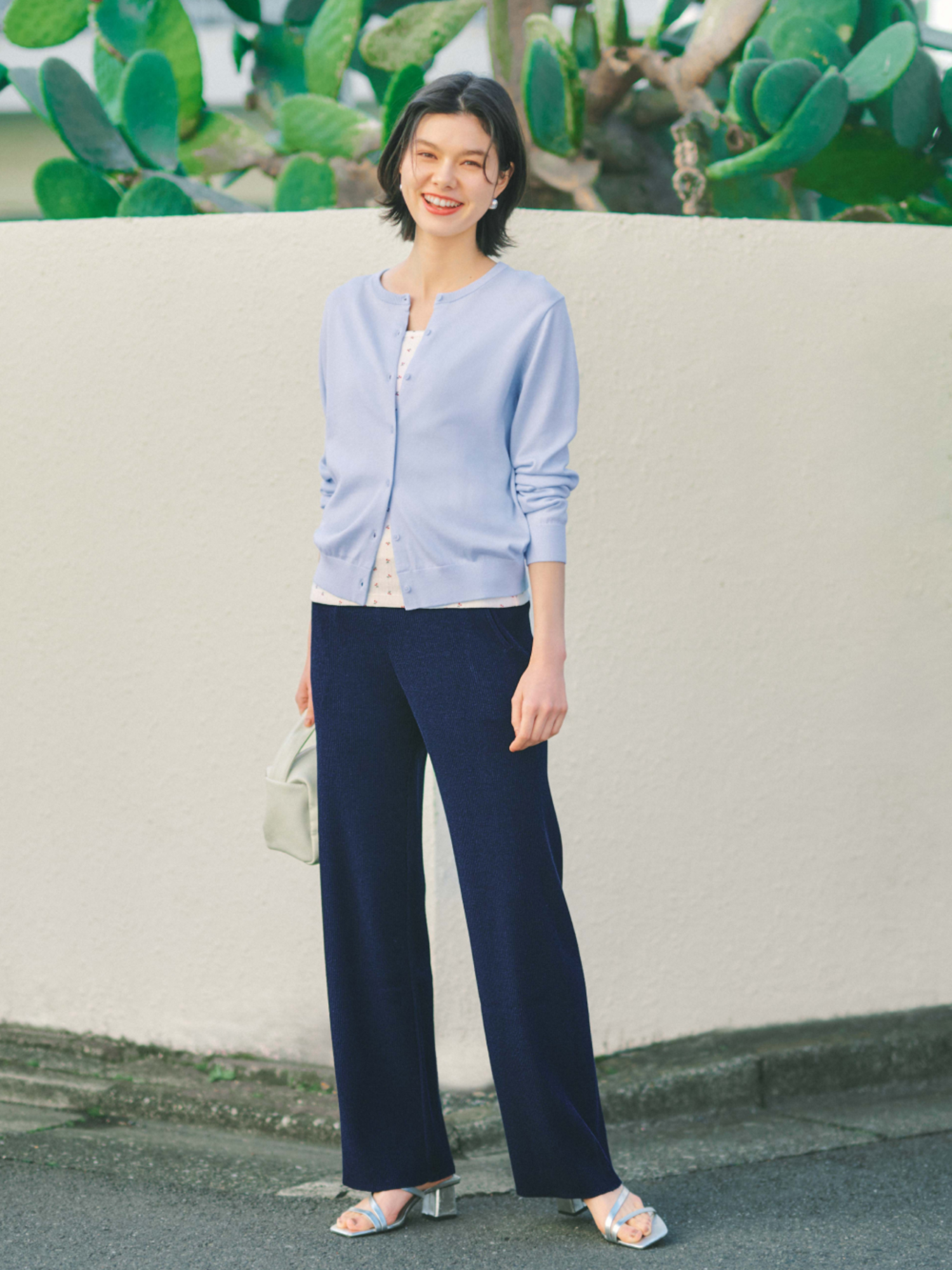 Phối đồ với quần ống suông nữ cùng áo cardigan đẹp, cuốn hút, chuẩn soft girl 