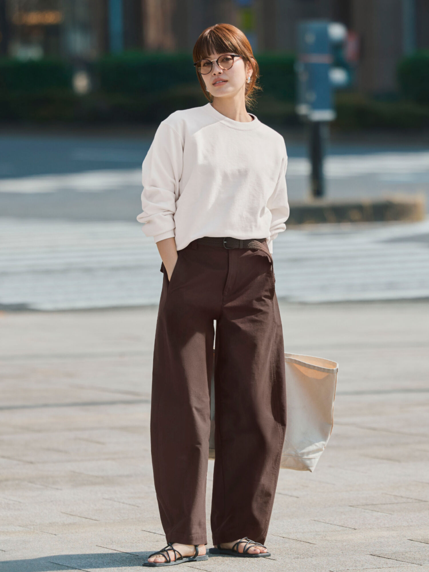 Phối đồ với quần ống suông nữ cùng áo sweater đẹp, tràn đầy năng lượng 