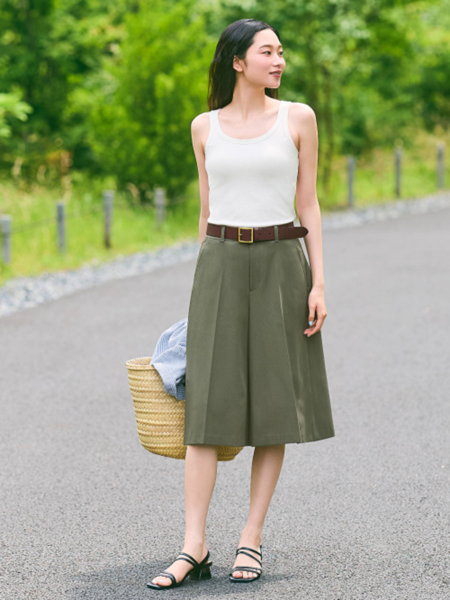 Màu xanh olive phối với màu đen đẹp, thanh lịch
