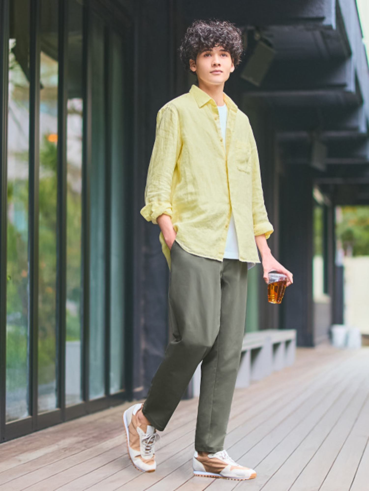 Mẫu phối quần màu olive và áo sơ mi màu vàng đẹp, trẻ trung, năng động