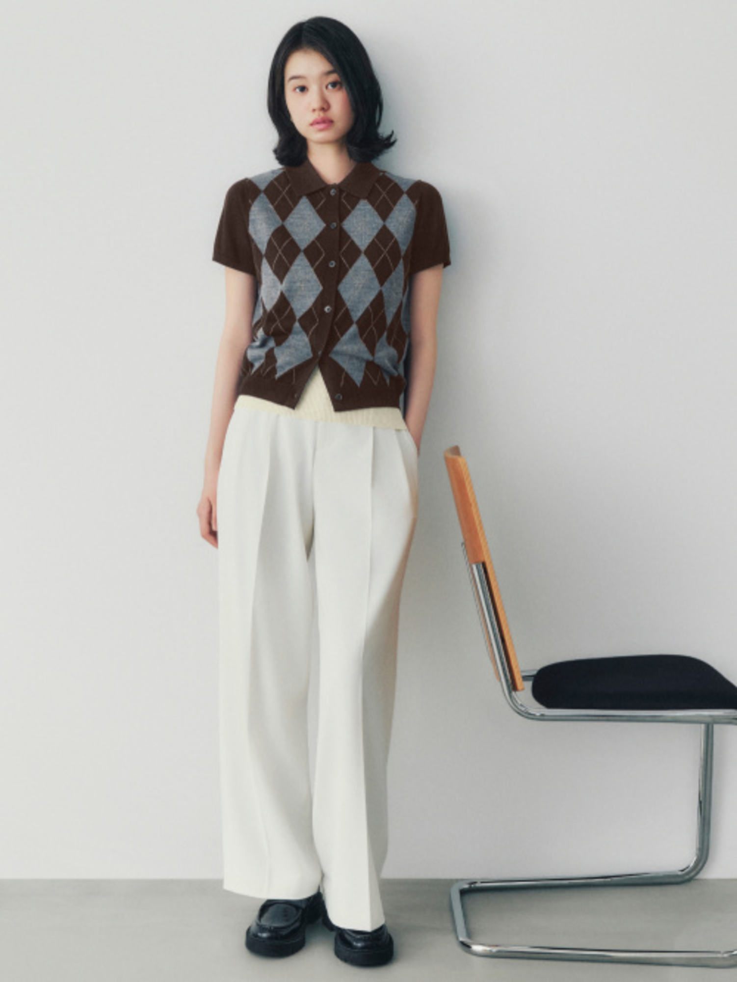 Phối đồ Parisian chic style đơn giản, thanh lịch với áo len họa tiết và quần tây 