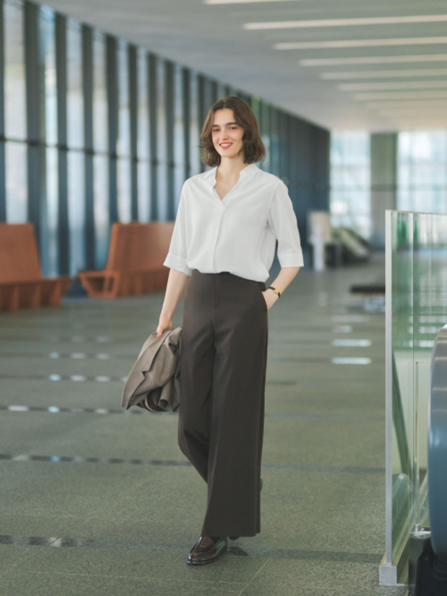 Phối đồ phong cách Parisian chic thanh lịch, sang trọng với áo sơ mi trắng và quần ống suông