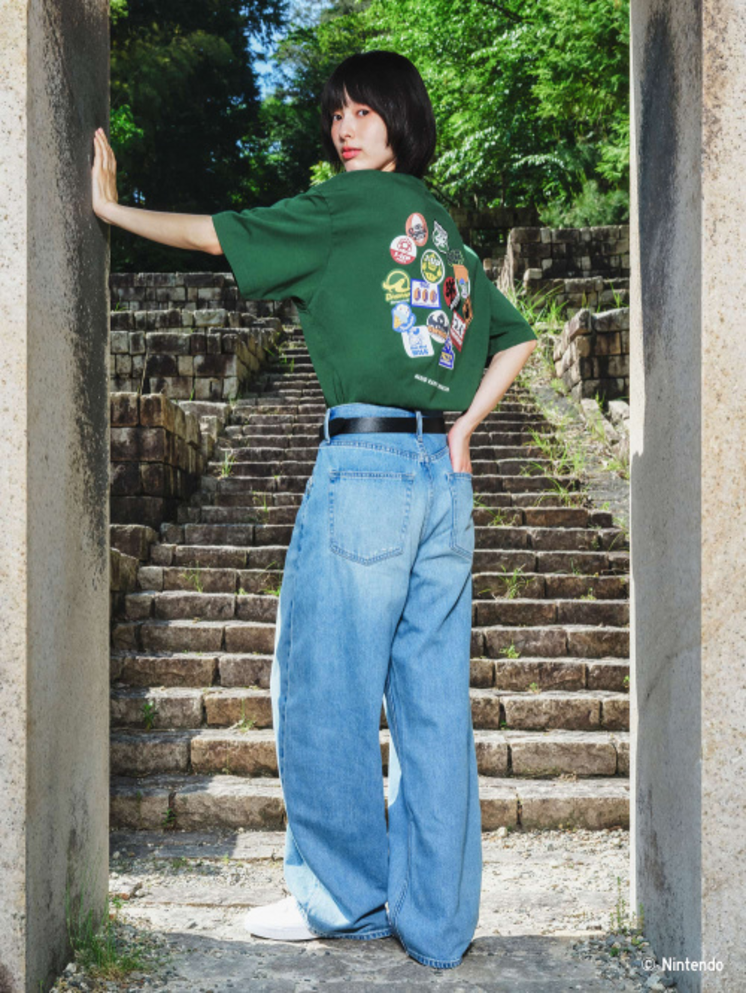 Phối đồ với áo thun form rộng nữ và quần jeans cơ bản, dễ mặc 