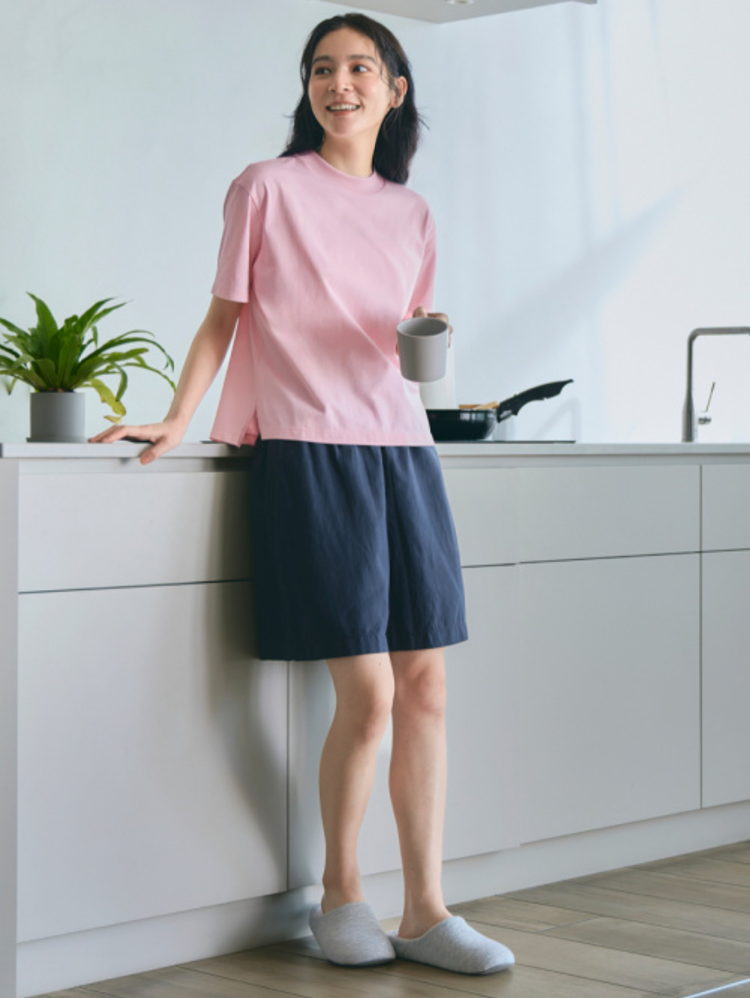 Phối đồ với áo thun form rộng nữ và quần short năng động, thoải mái 