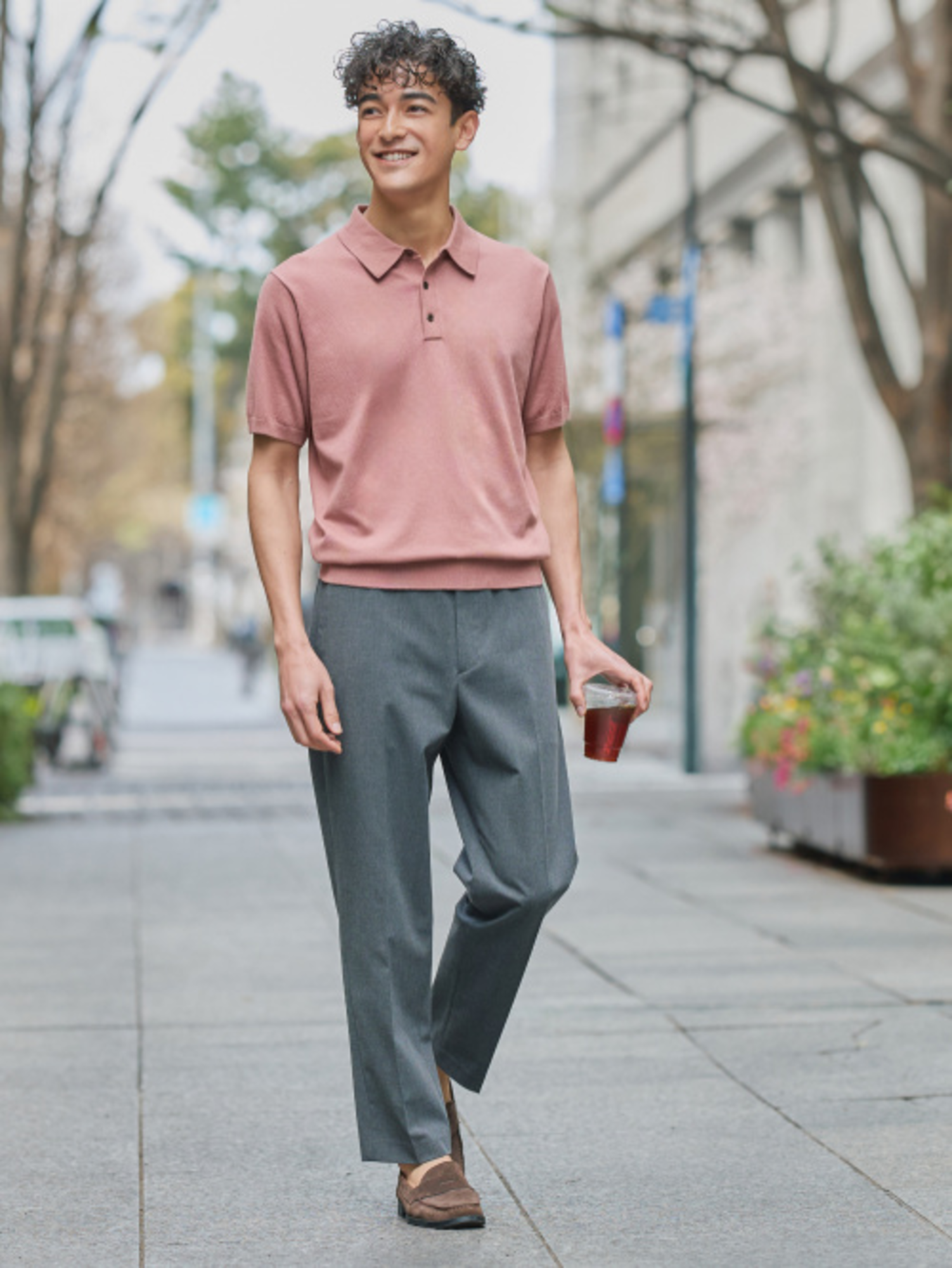 Quần tây xám phối áo hồng pastel phù hợp cho những buổi đi chơi, dạo phố