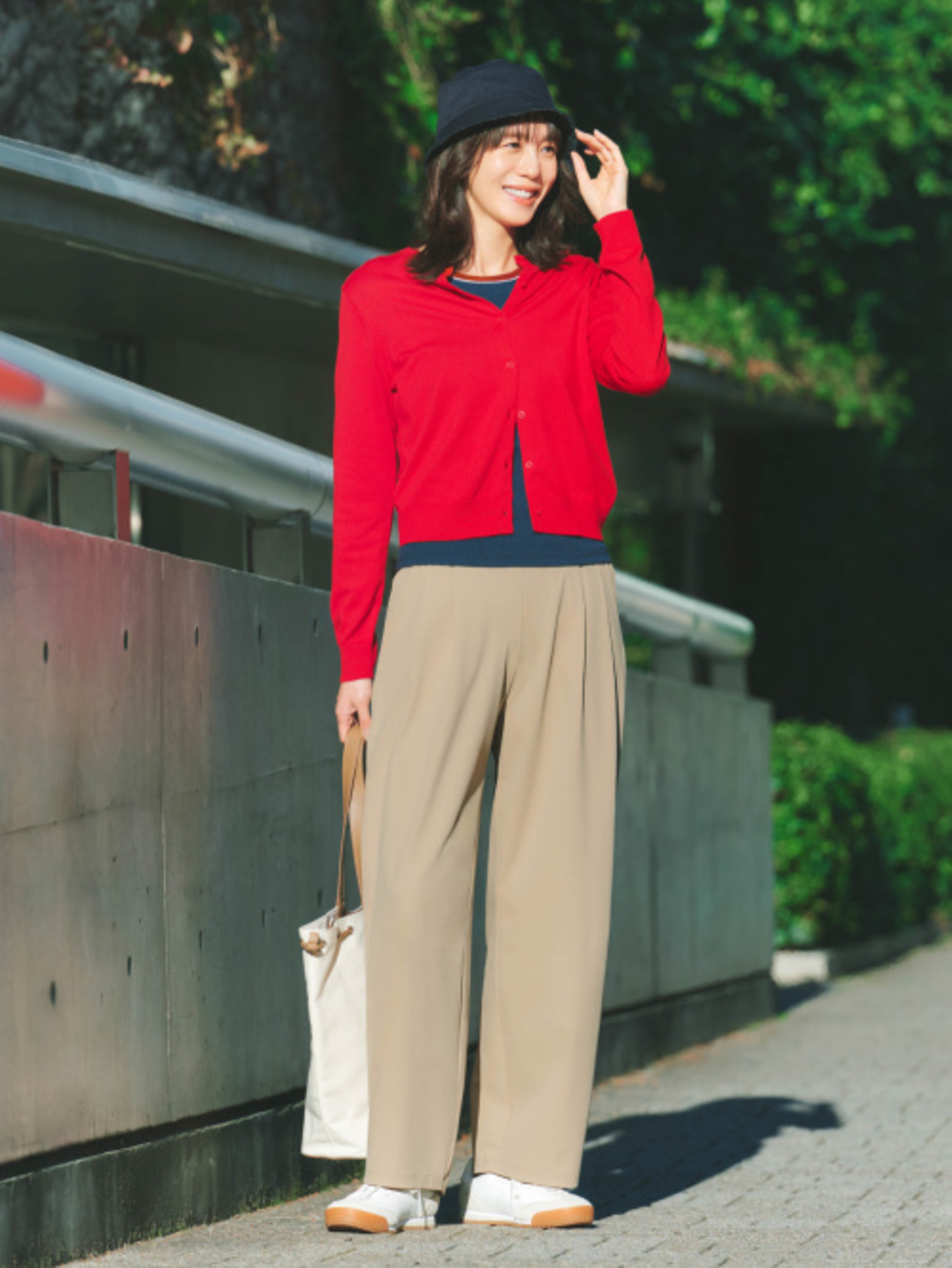 Áo đỏ phối với quần màu be đẹp, trendy 