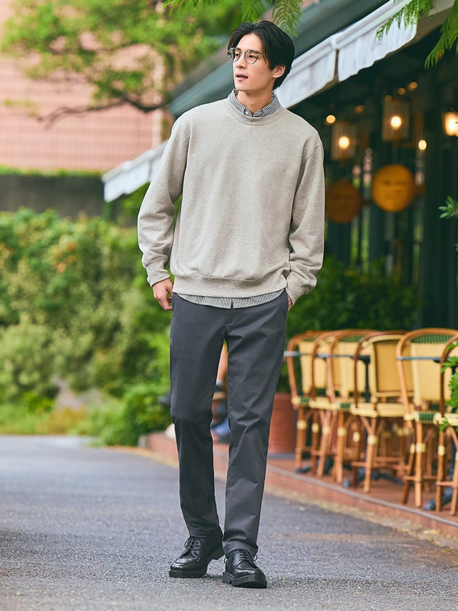 Phối đồ phong cách Business Casual thời trang, giữ ấm với áo len chui đầu và sơ mi 