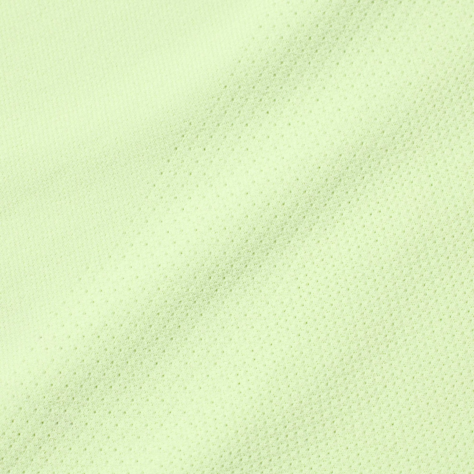 Vải polyester cao cấp mang lại cảm giác mát lạnh cùng khả năng giữ form tốt, không bị nhăn 