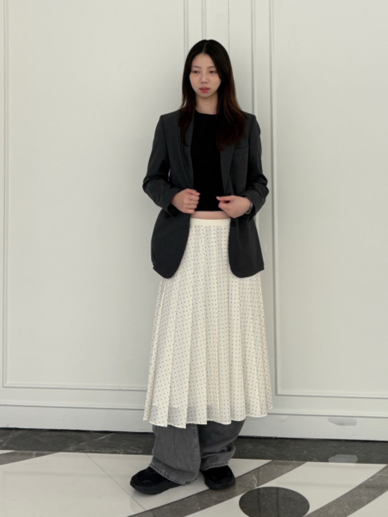 Phối áo blazer với croptop mang lại tinh thần trẻ trung và hiện đại