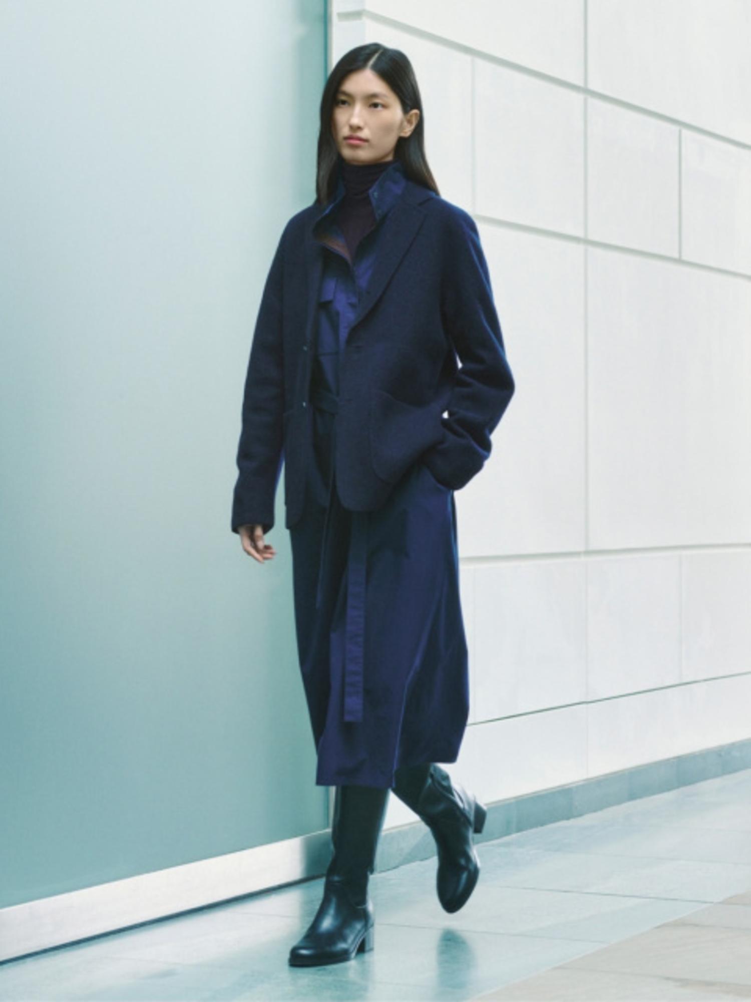 Phối áo blazer với đầm suông lịch sự và nữ tính